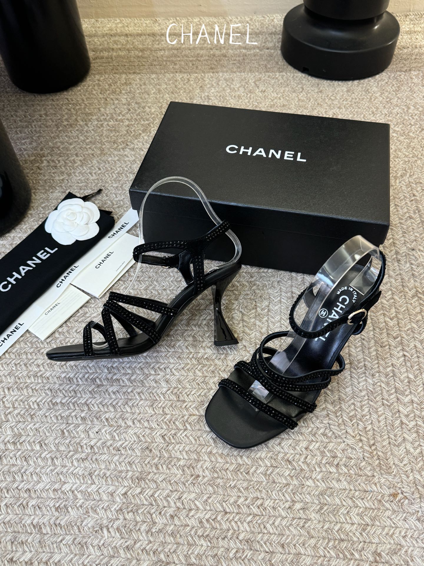 8公分香奈儿CHANEL春夏最新款一字带凉鞋超多明星网红种草 鞋头一字带印有双C定制金属扣 原版一比一复
