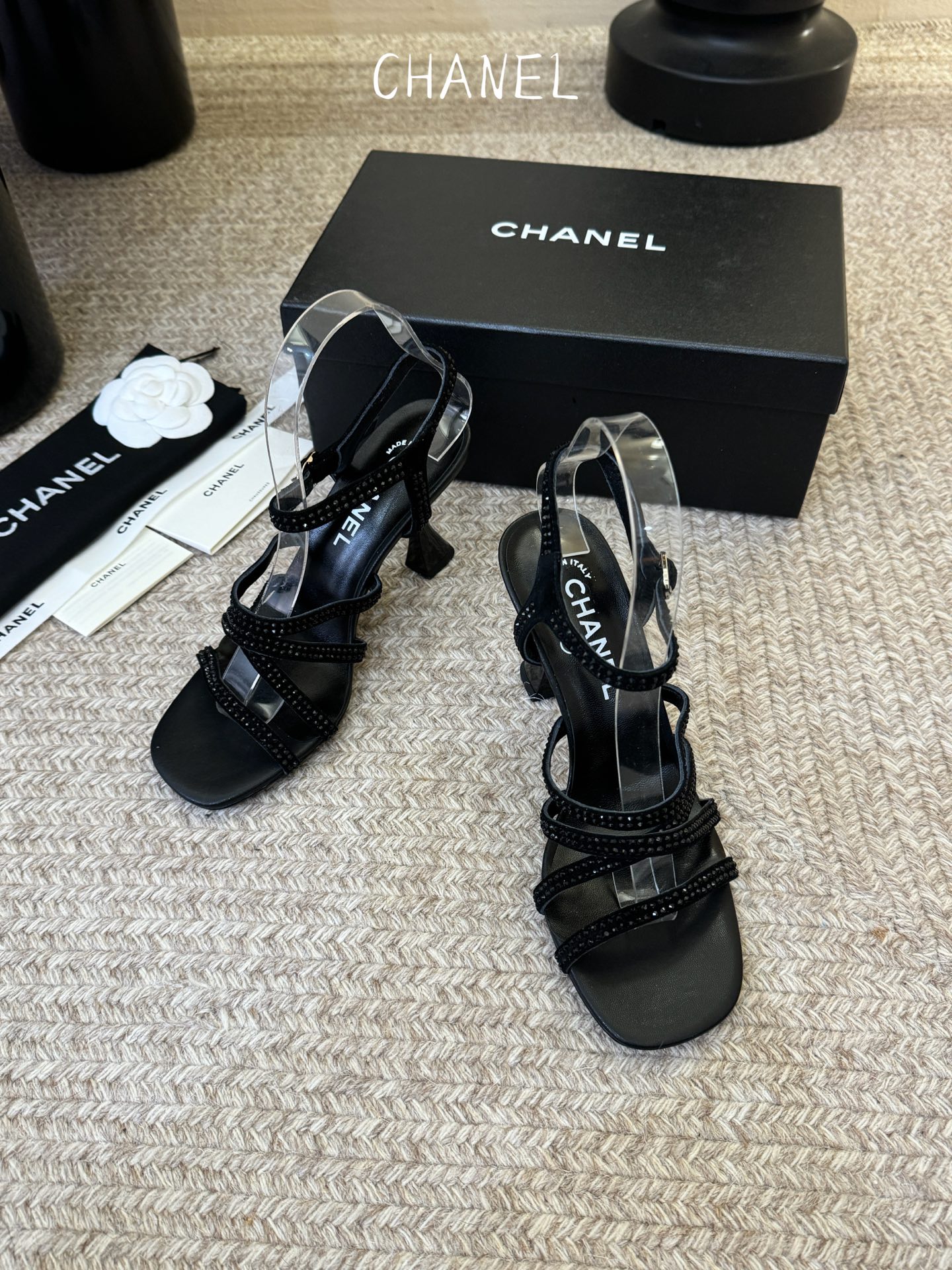 8公分香奈儿CHANEL春夏最新款一字带凉鞋超多明星网红种草 鞋头一字带印有双C定制金属扣 原版一比一复