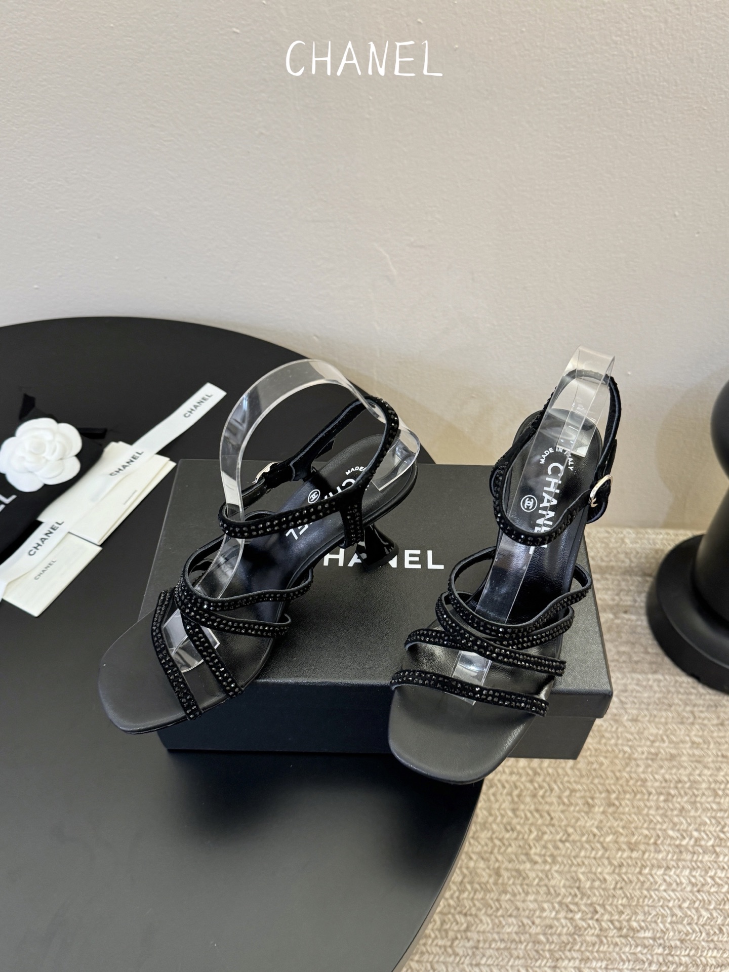 8公分香奈儿CHANEL春夏最新款一字带凉鞋超多明星网红种草 鞋头一字带印有双C定制金属扣 原版一比一复