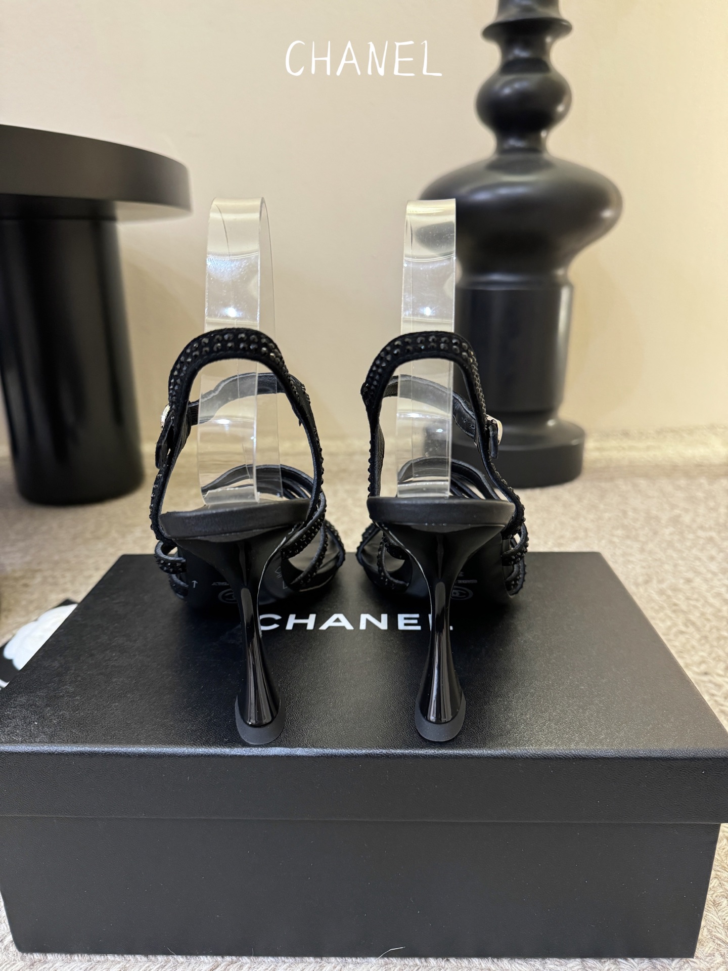8公分香奈儿CHANEL春夏最新款一字带凉鞋超多明星网红种草 鞋头一字带印有双C定制金属扣 原版一比一复