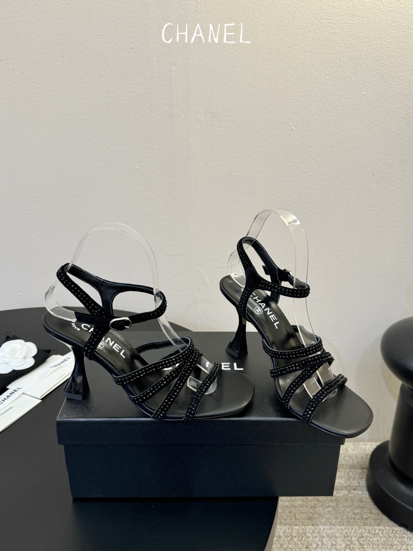8公分香奈儿CHANEL春夏最新款一字带凉鞋超多明星网红种草 鞋头一字带印有双C定制金属扣 原版一比一复