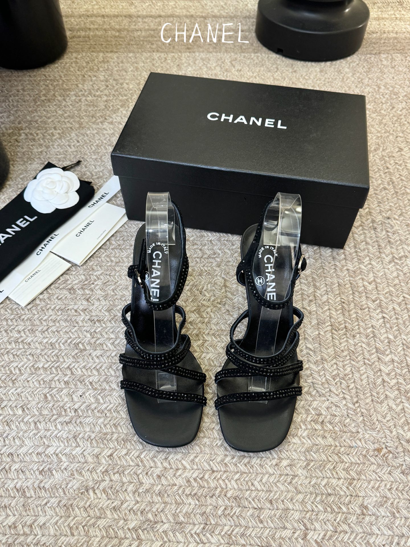 8公分香奈儿CHANEL春夏最新款一字带凉鞋超多明星网红种草 鞋头一字带印有双C定制金属扣 原版一比一复