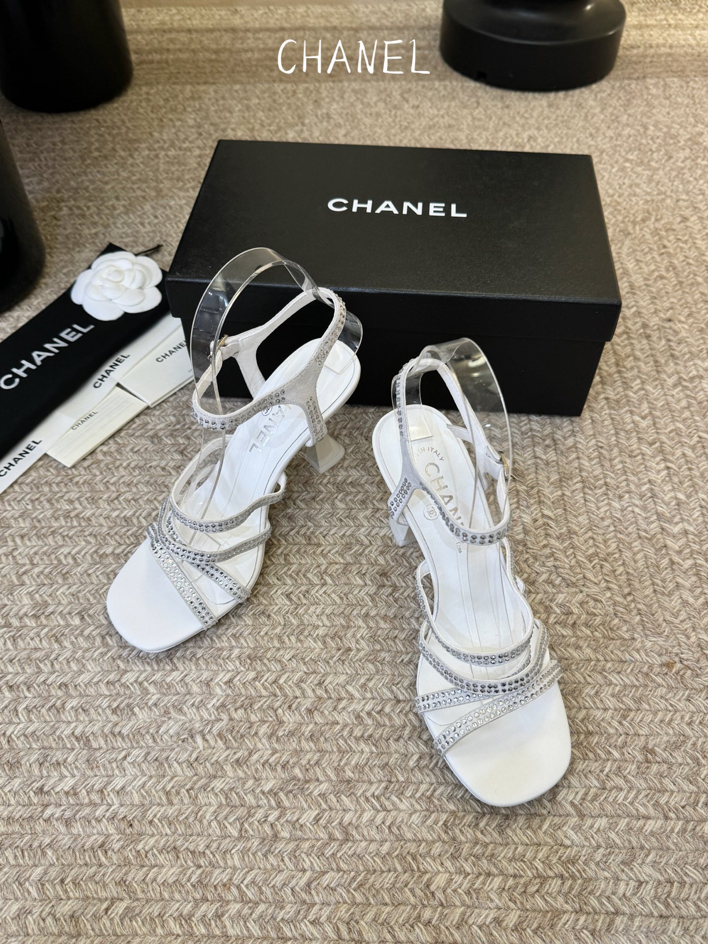 8公分香奈儿CHANEL春夏最新款一字带凉鞋超多明星网红种草 鞋头一字带印有双C定制金属扣 原版一比一复
