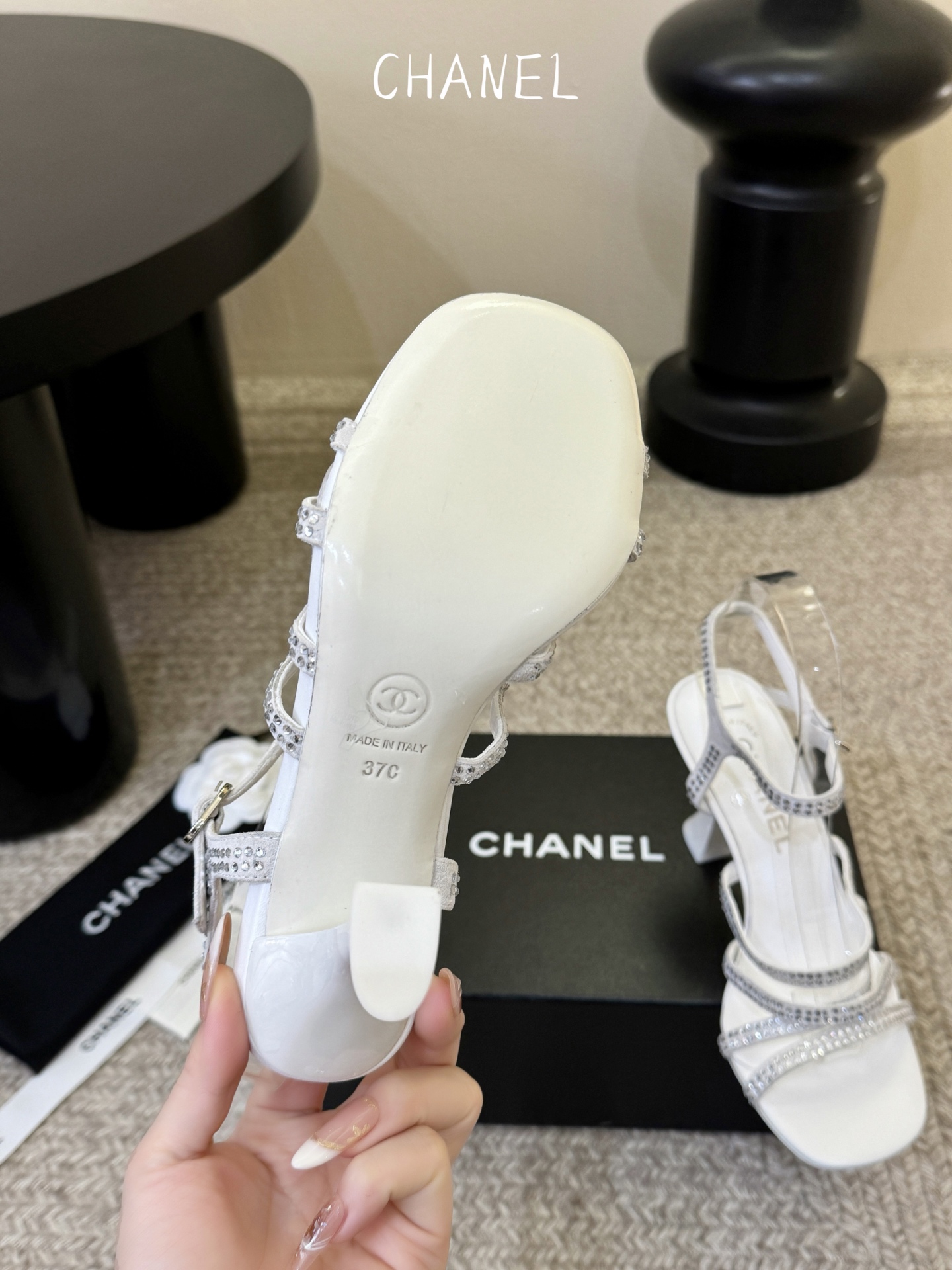 8公分香奈儿CHANEL春夏最新款一字带凉鞋超多明星网红种草 鞋头一字带印有双C定制金属扣 原版一比一复