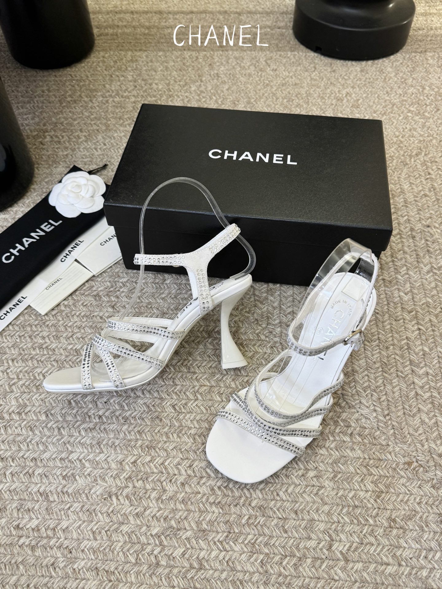 8公分香奈儿CHANEL春夏最新款一字带凉鞋超多明星网红种草 鞋头一字带印有双C定制金属扣 原版一比一复