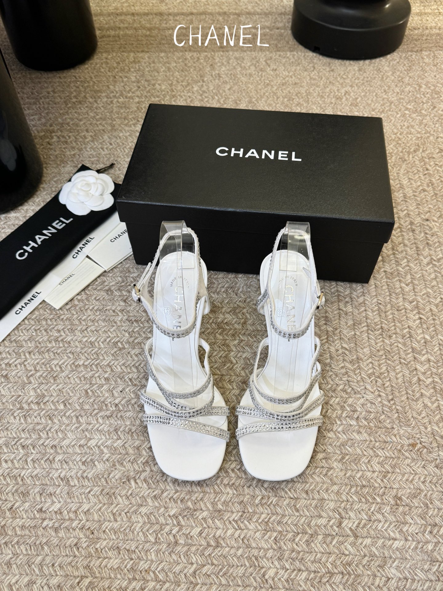 8公分香奈儿CHANEL春夏最新款一字带凉鞋超多明星网红种草 鞋头一字带印有双C定制金属扣 原版一比一复