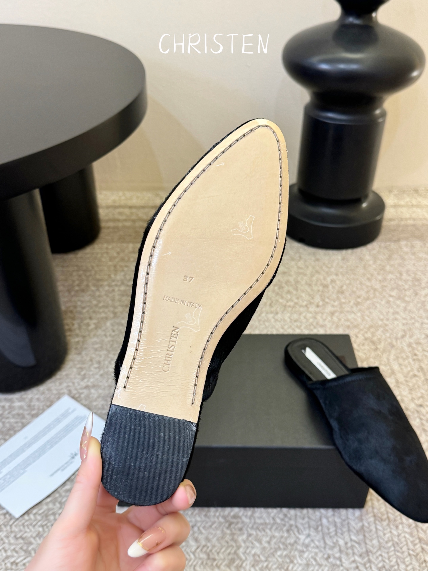 Christen 黑丝绒毛毛拖慵懒氛围感拉满鞋身有褶皱弹性设计，上脚贴合脚型，兼顾优雅感与日常穿着的舒适