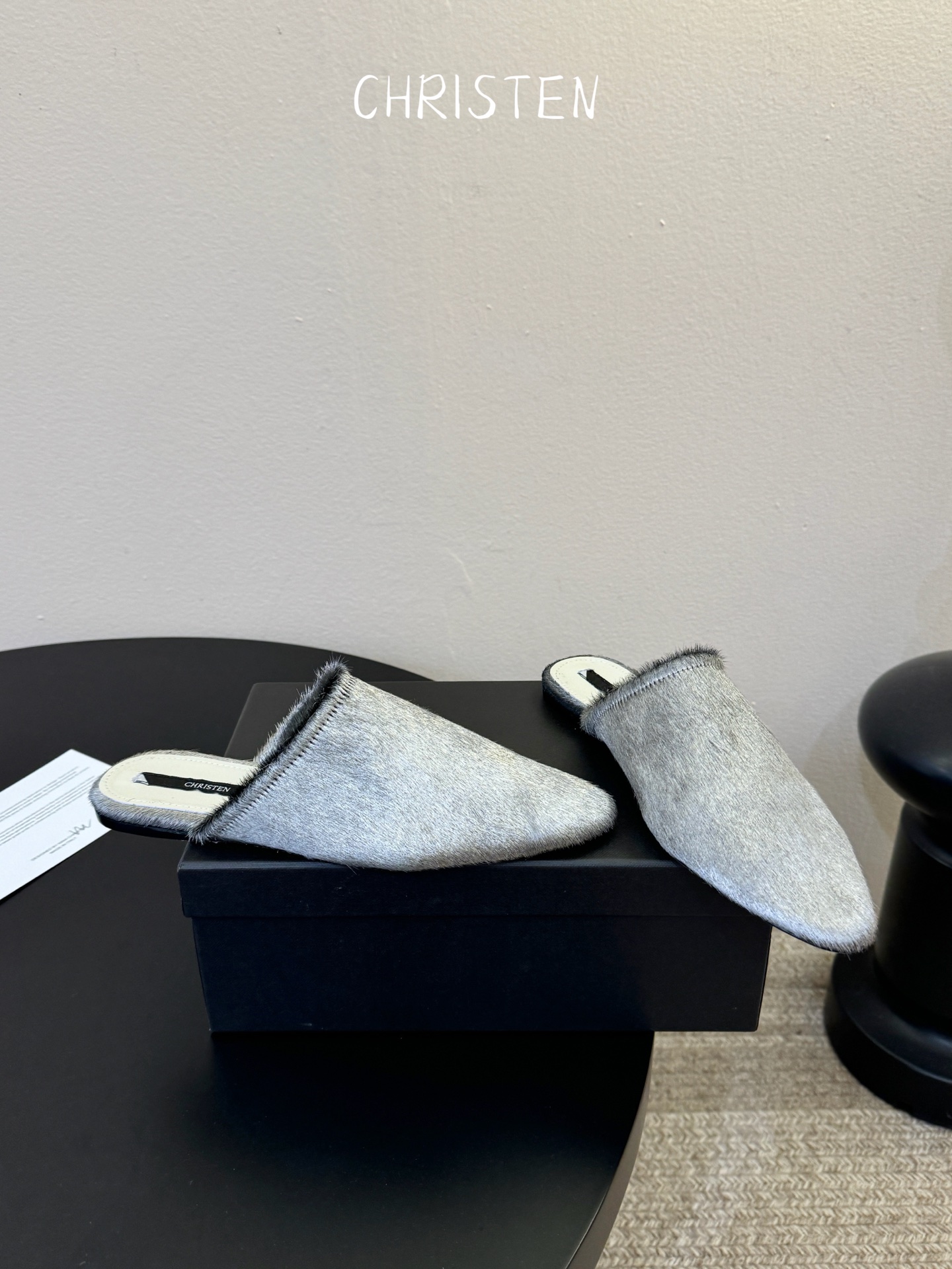 Christen 黑丝绒毛毛拖慵懒氛围感拉满鞋身有褶皱弹性设计，上脚贴合脚型，兼顾优雅感与日常穿着的舒适