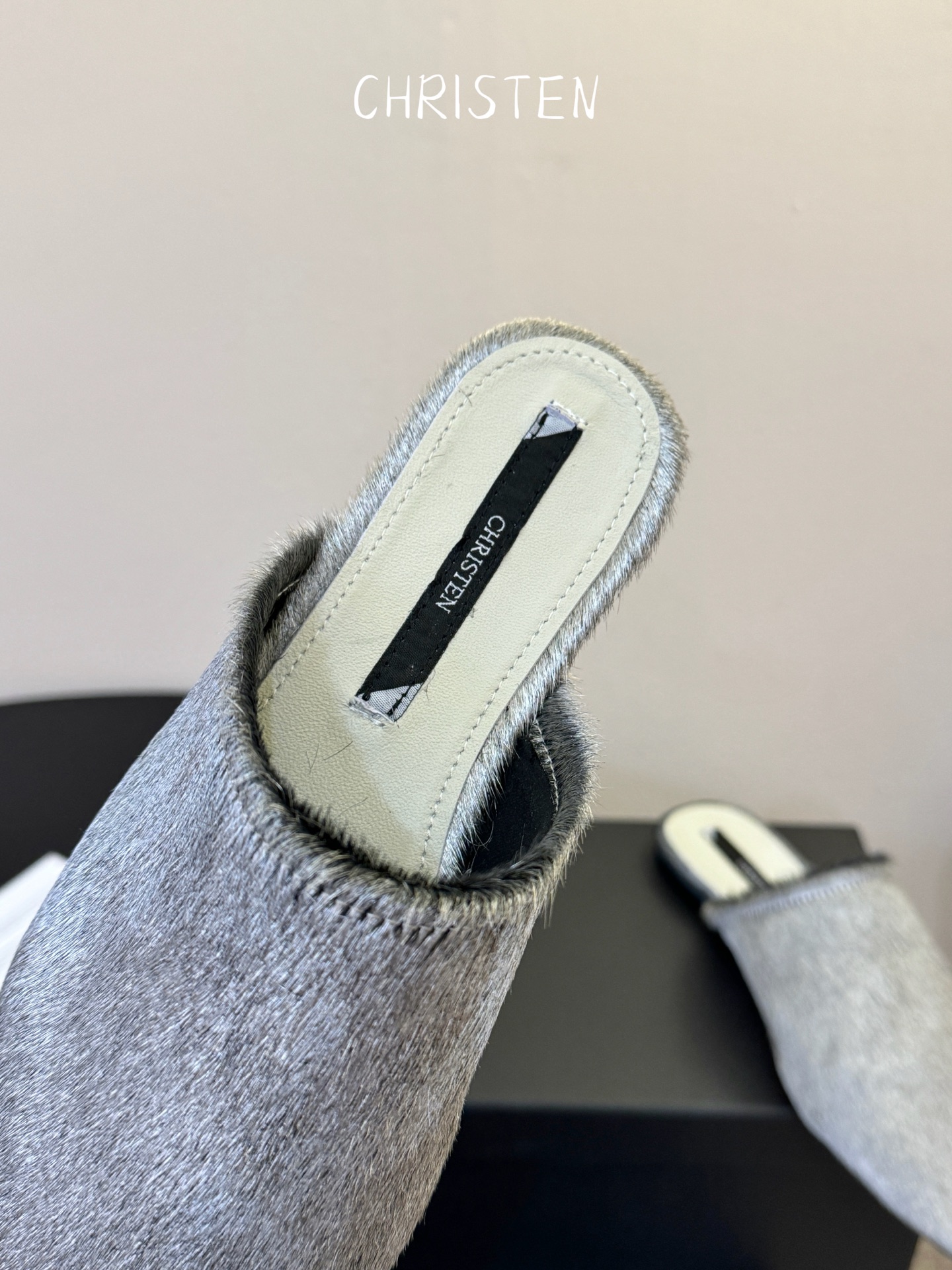 Christen 黑丝绒毛毛拖慵懒氛围感拉满鞋身有褶皱弹性设计，上脚贴合脚型，兼顾优雅感与日常穿着的舒适