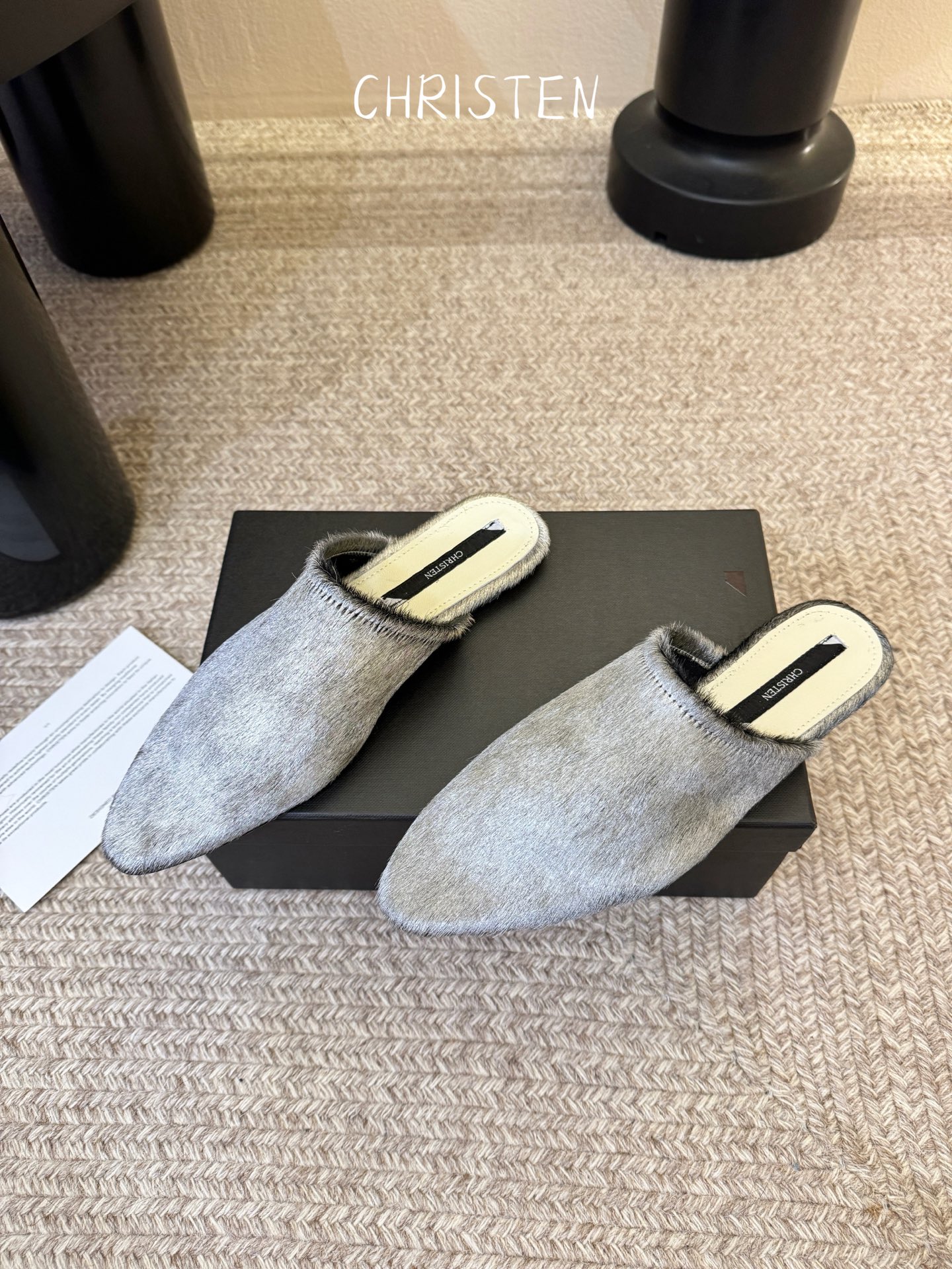 Christen 黑丝绒毛毛拖慵懒氛围感拉满鞋身有褶皱弹性设计，上脚贴合脚型，兼顾优雅感与日常穿着的舒适