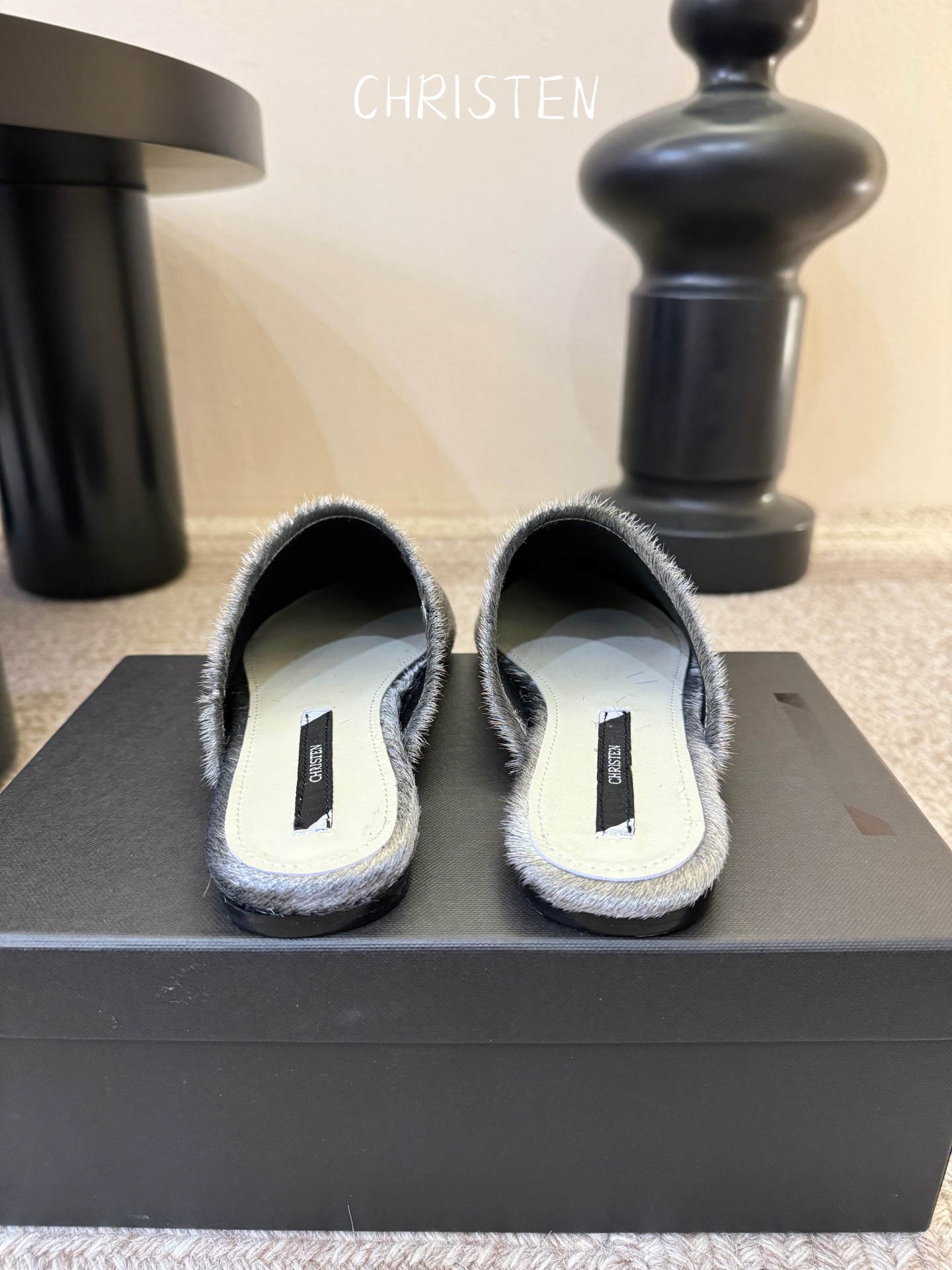 Christen 黑丝绒毛毛拖慵懒氛围感拉满鞋身有褶皱弹性设计，上脚贴合脚型，兼顾优雅感与日常穿着的舒适