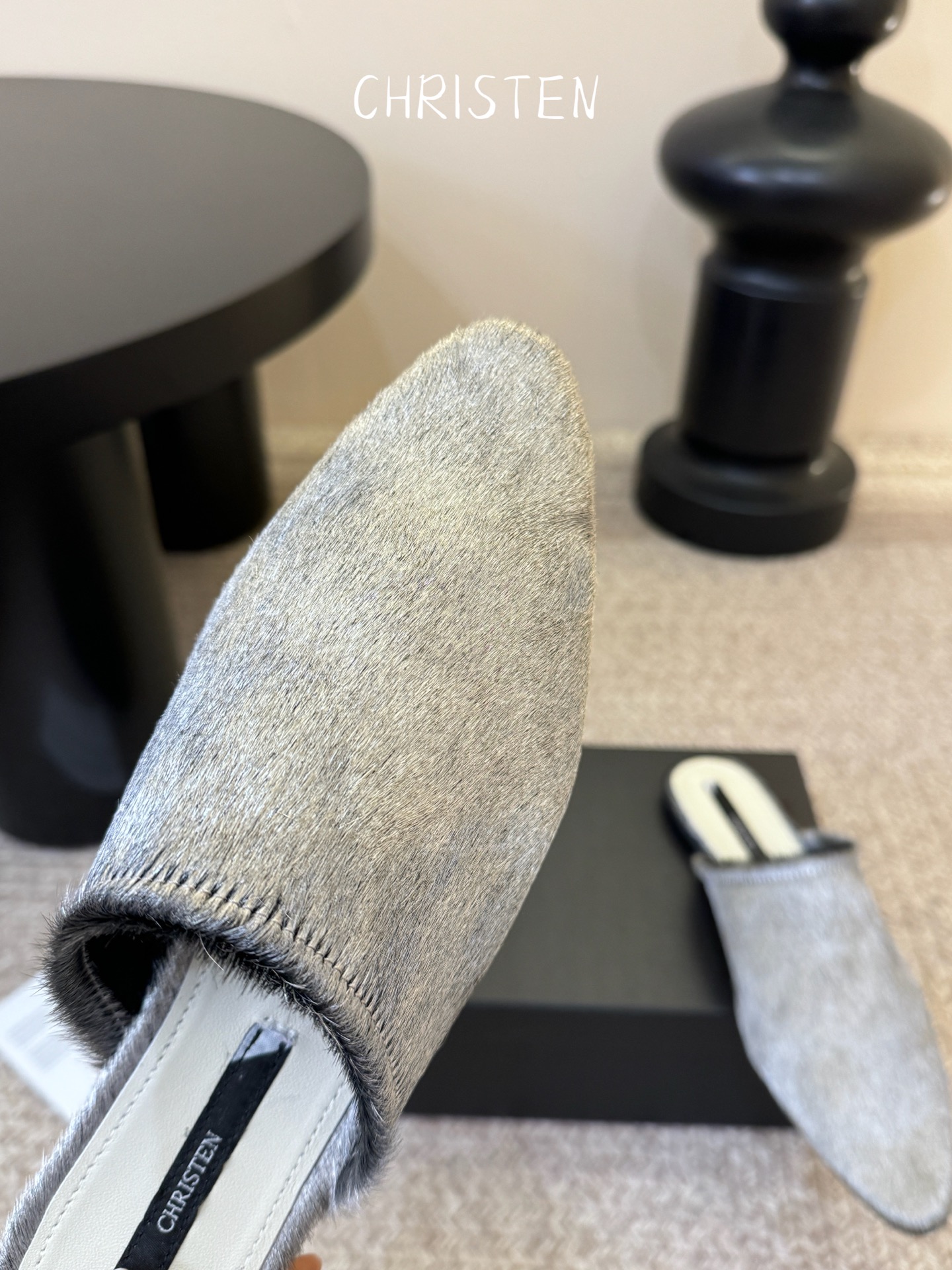 Christen 黑丝绒毛毛拖慵懒氛围感拉满鞋身有褶皱弹性设计，上脚贴合脚型，兼顾优雅感与日常穿着的舒适