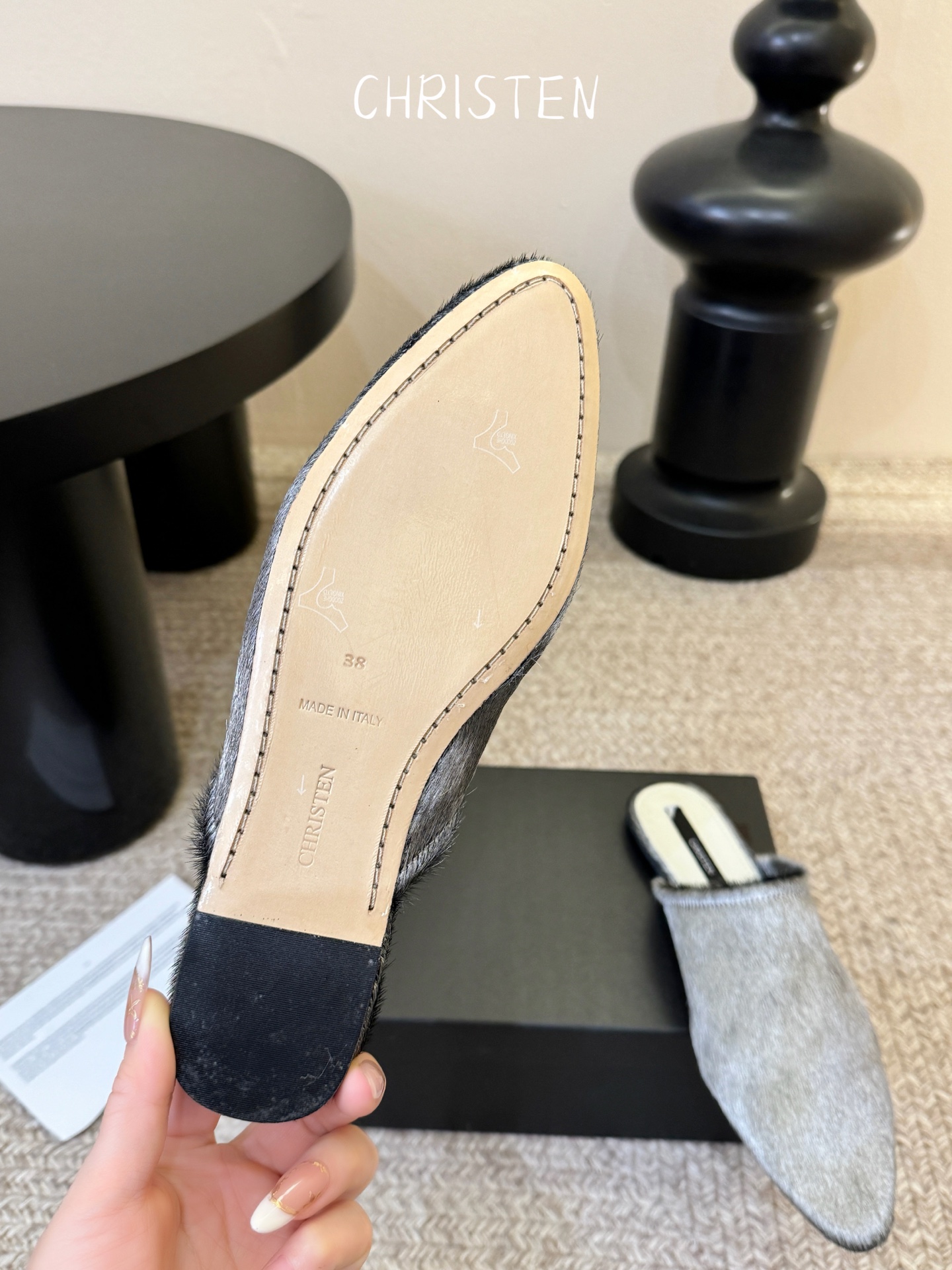 Christen 黑丝绒毛毛拖慵懒氛围感拉满鞋身有褶皱弹性设计，上脚贴合脚型，兼顾优雅感与日常穿着的舒适