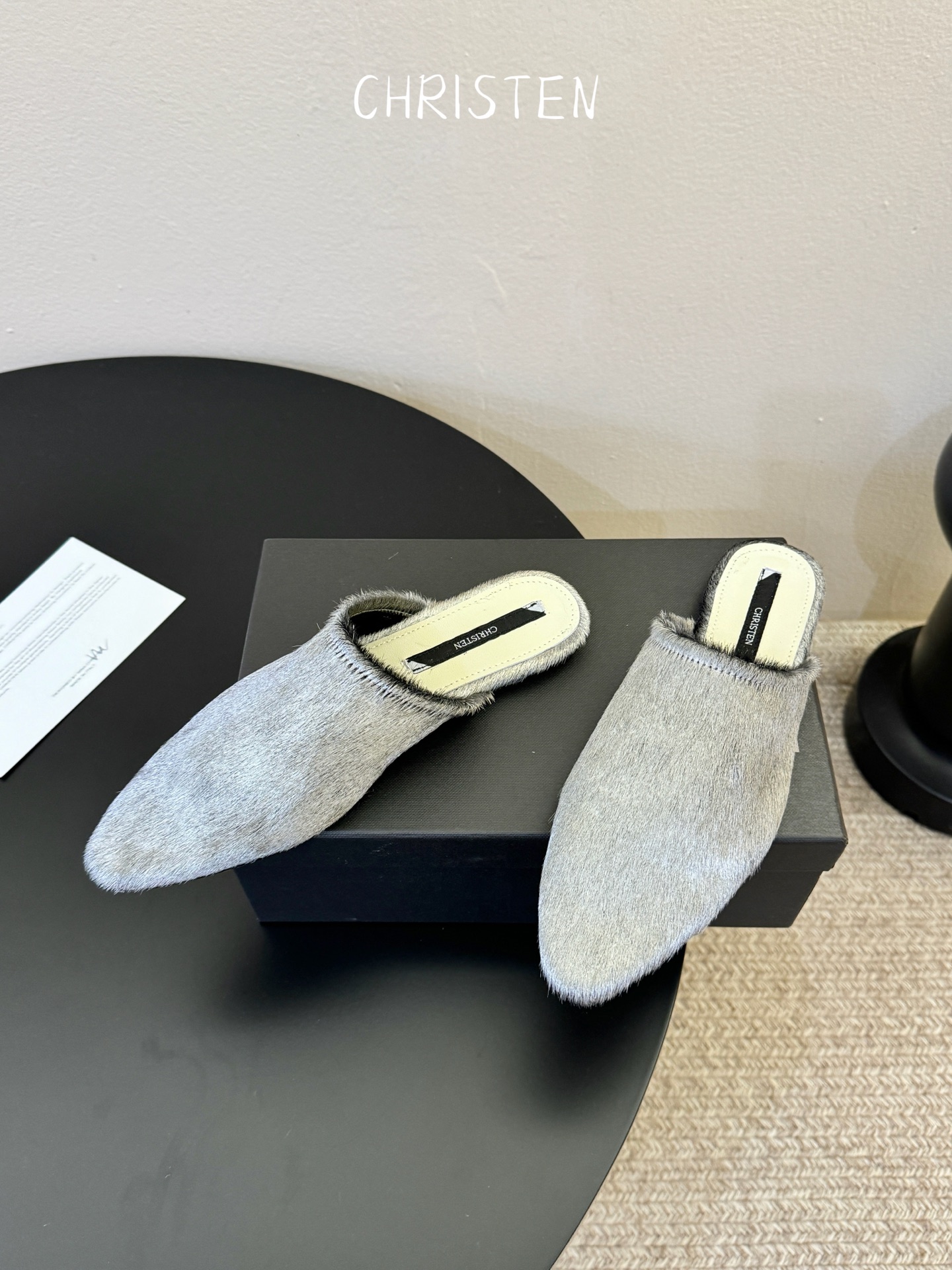 Christen 黑丝绒毛毛拖慵懒氛围感拉满鞋身有褶皱弹性设计，上脚贴合脚型，兼顾优雅感与日常穿着的舒适