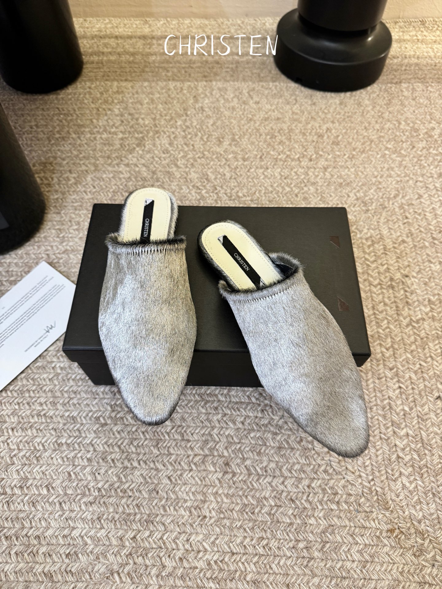 Christen 黑丝绒毛毛拖慵懒氛围感拉满鞋身有褶皱弹性设计，上脚贴合脚型，兼顾优雅感与日常穿着的舒适