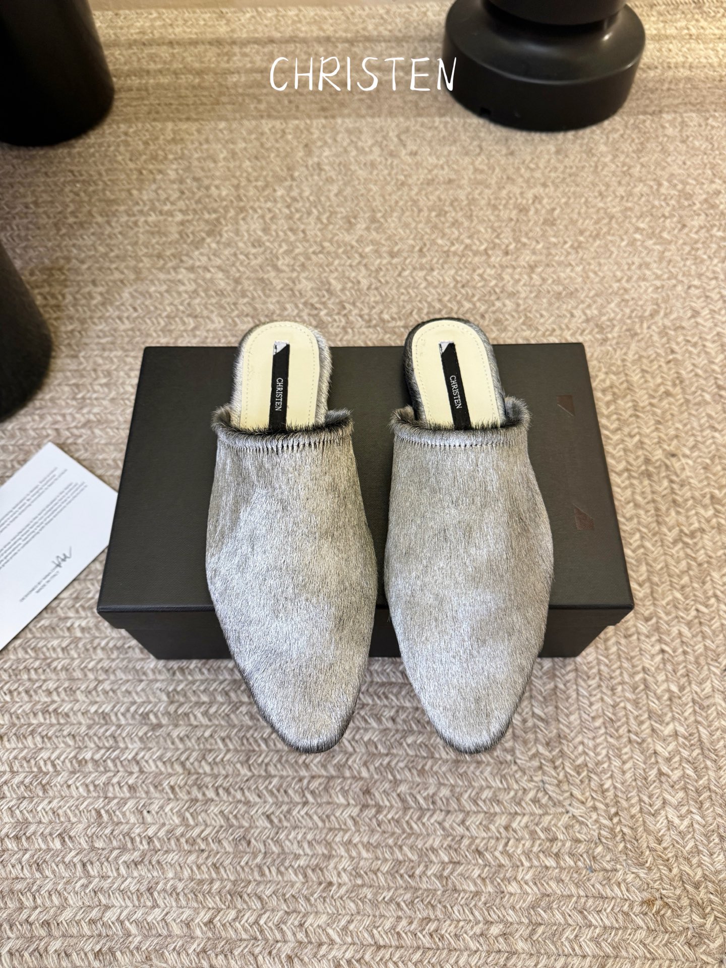 Christen 黑丝绒毛毛拖慵懒氛围感拉满鞋身有褶皱弹性设计，上脚贴合脚型，兼顾优雅感与日常穿着的舒适