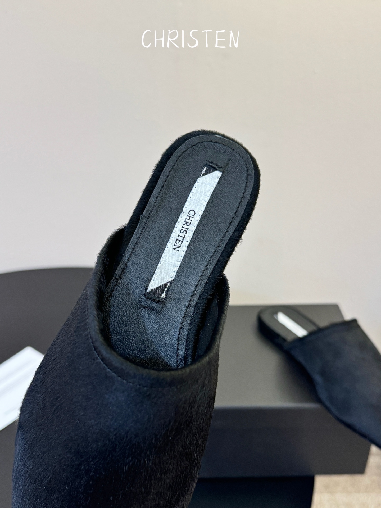 Christen 黑丝绒毛毛拖慵懒氛围感拉满鞋身有褶皱弹性设计，上脚贴合脚型，兼顾优雅感与日常穿着的舒适