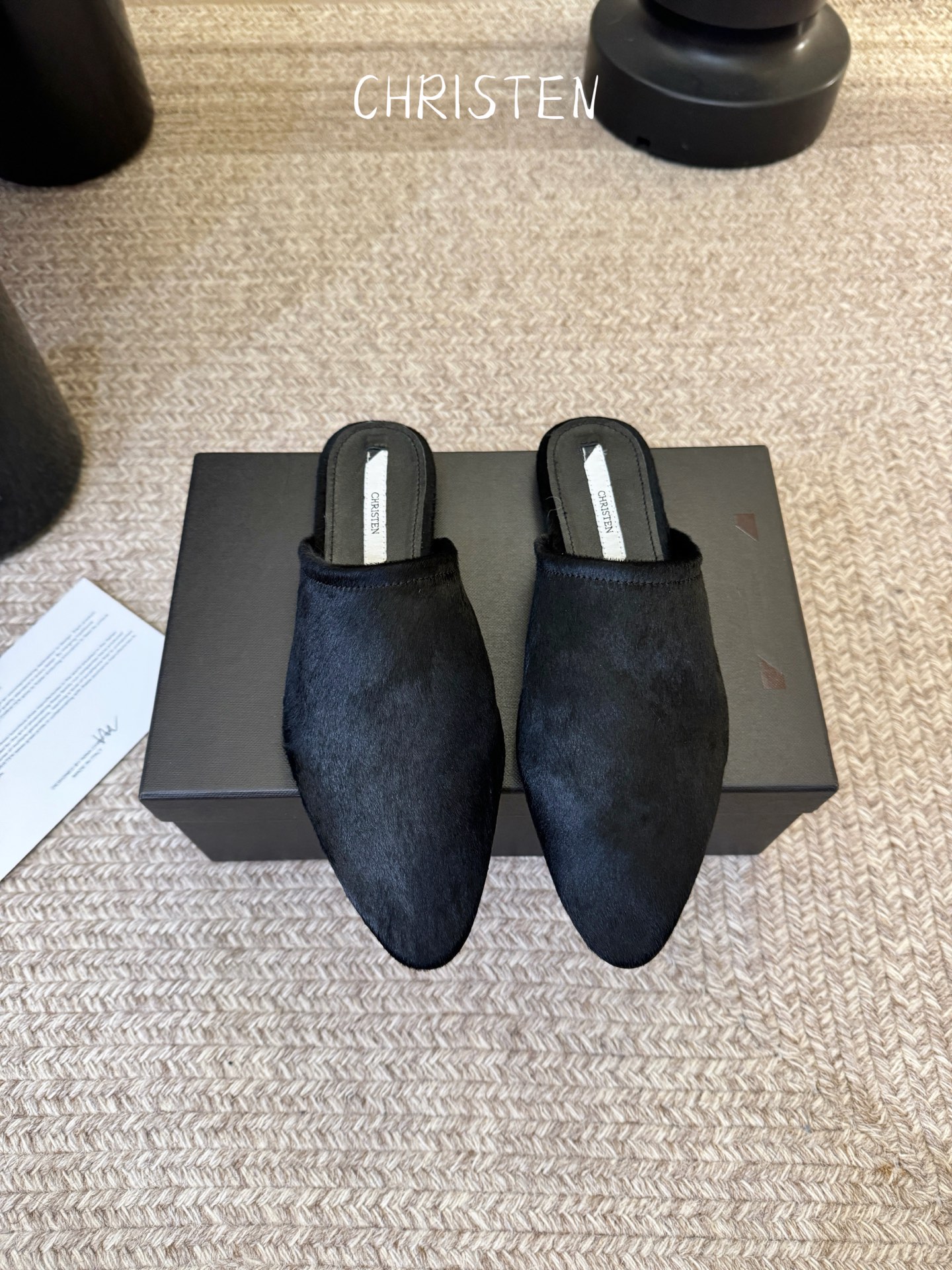 Christen 黑丝绒毛毛拖慵懒氛围感拉满鞋身有褶皱弹性设计，上脚贴合脚型，兼顾优雅感与日常穿着的舒适