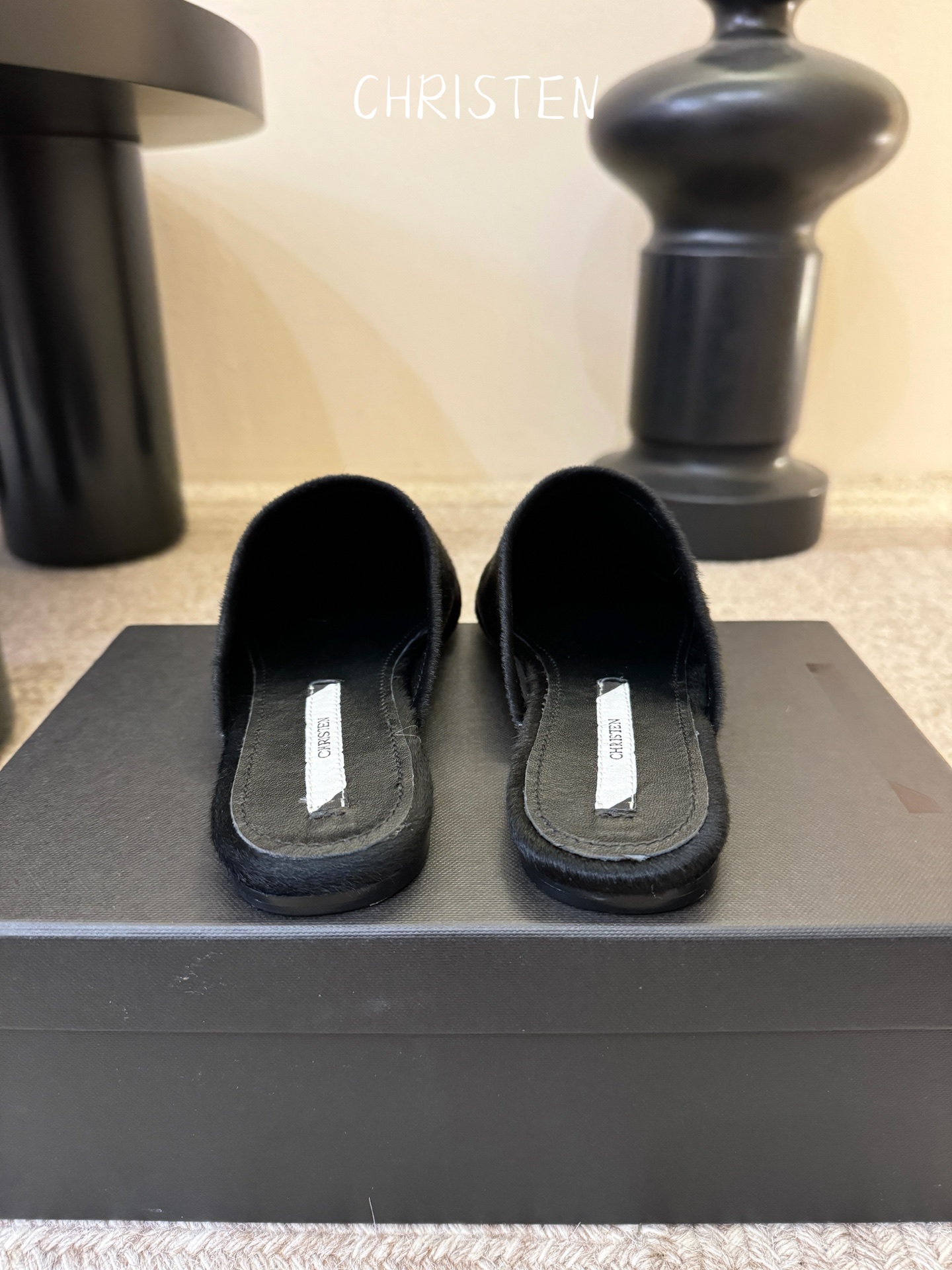 Christen 黑丝绒毛毛拖慵懒氛围感拉满鞋身有褶皱弹性设计，上脚贴合脚型，兼顾优雅感与日常穿着的舒适