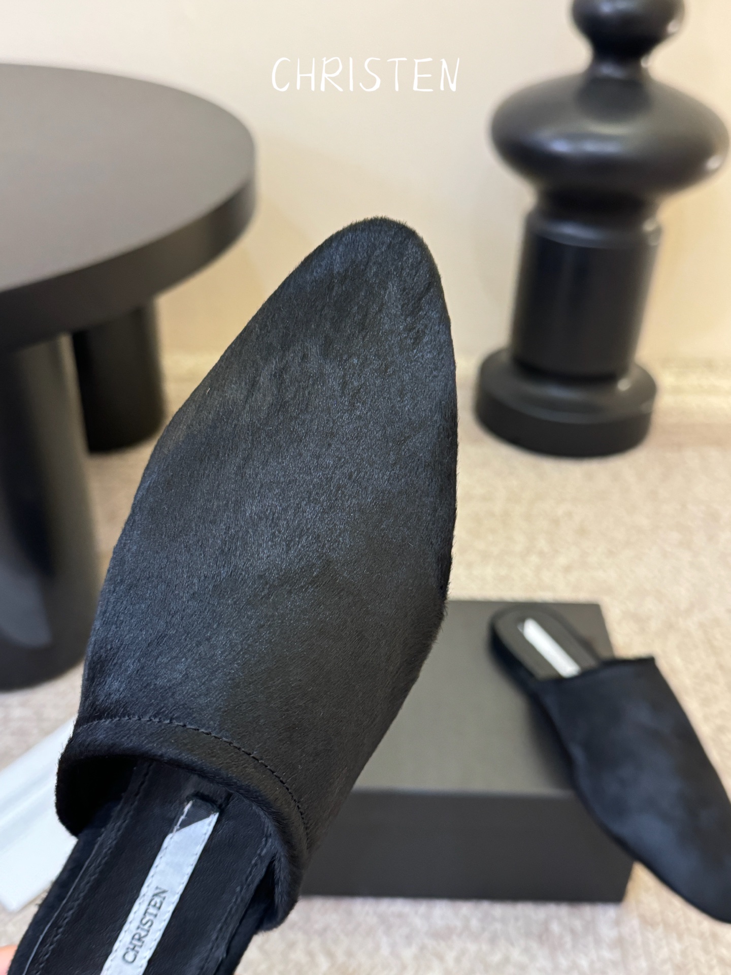 Christen 黑丝绒毛毛拖慵懒氛围感拉满鞋身有褶皱弹性设计，上脚贴合脚型，兼顾优雅感与日常穿着的舒适