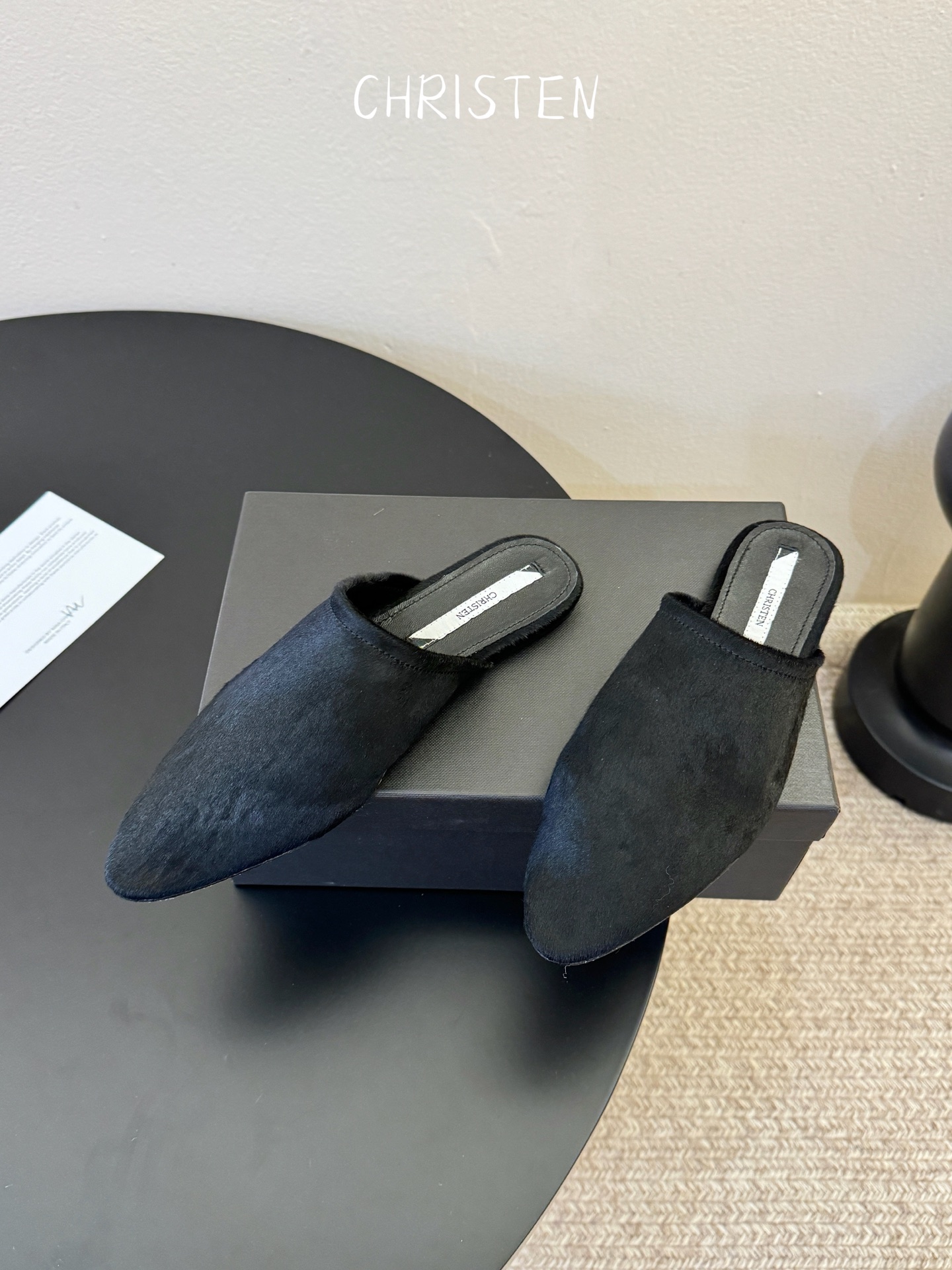 Christen 黑丝绒毛毛拖慵懒氛围感拉满鞋身有褶皱弹性设计，上脚贴合脚型，兼顾优雅感与日常穿着的舒适