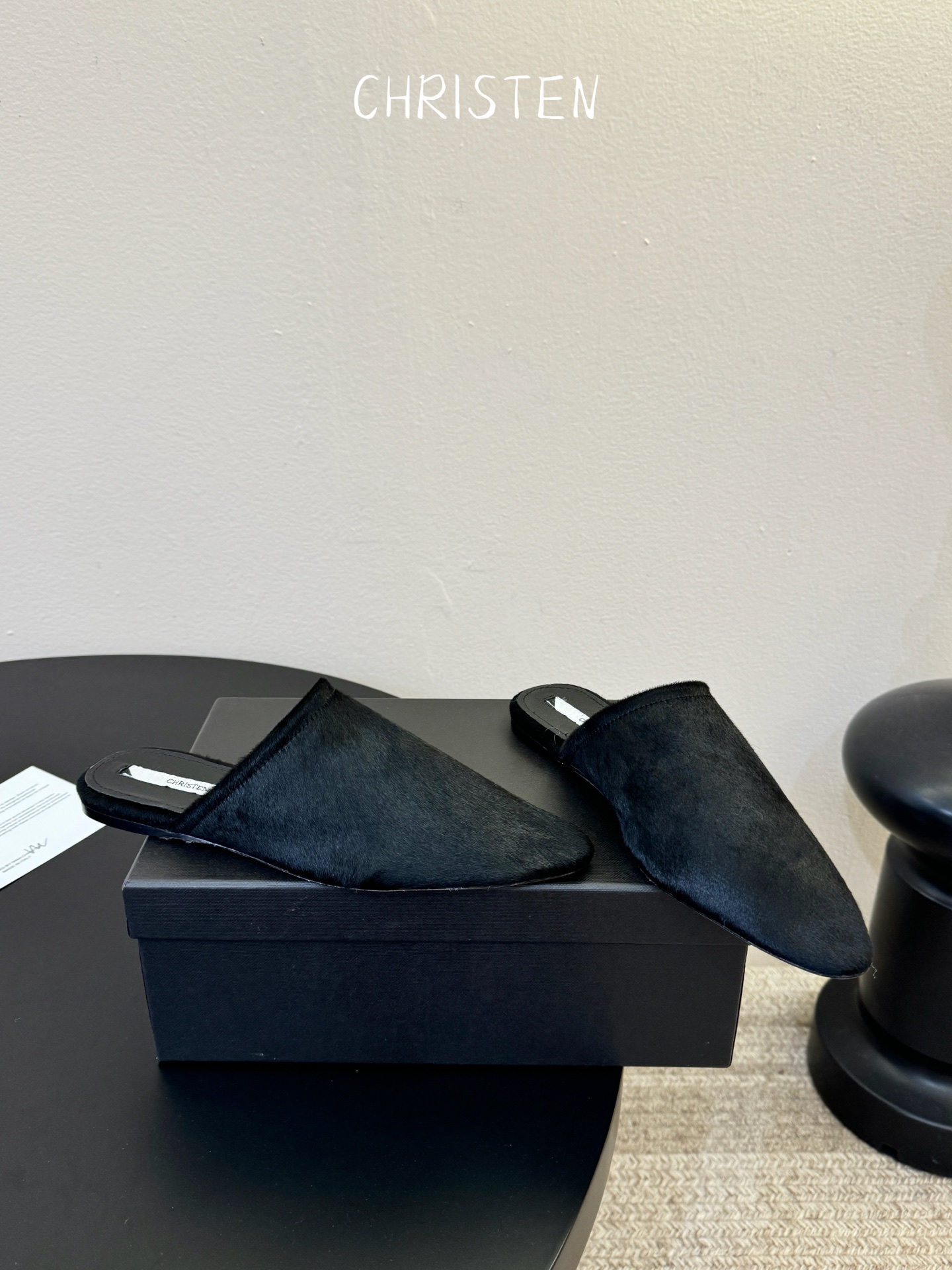 Christen 黑丝绒毛毛拖慵懒氛围感拉满鞋身有褶皱弹性设计，上脚贴合脚型，兼顾优雅感与日常穿着的舒适