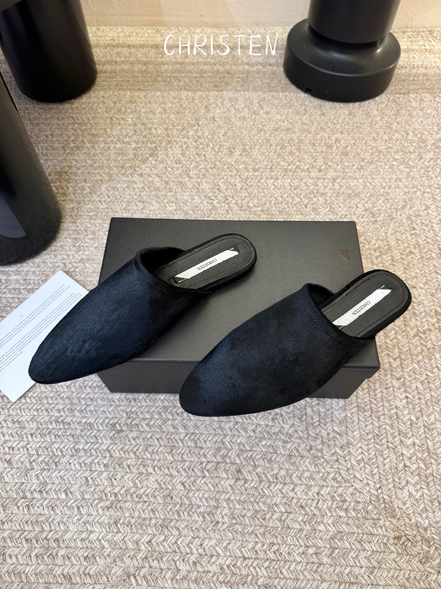 Christen 黑丝绒毛毛拖慵懒氛围感拉满鞋身有褶皱弹性设计，上脚贴合脚型，兼顾优雅感与日常穿着的舒适