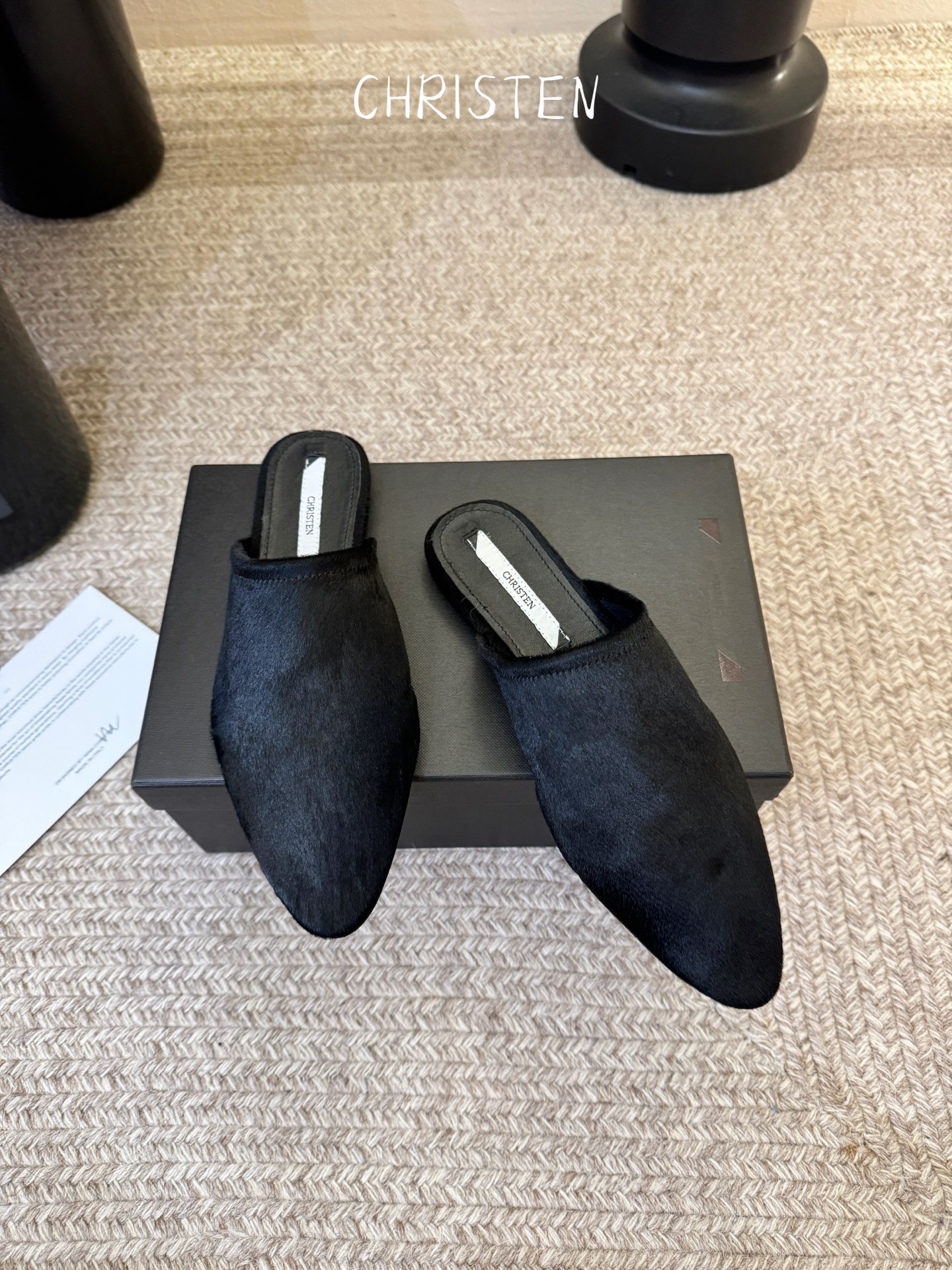 Christen 黑丝绒毛毛拖慵懒氛围感拉满鞋身有褶皱弹性设计，上脚贴合脚型，兼顾优雅感与日常穿着的舒适