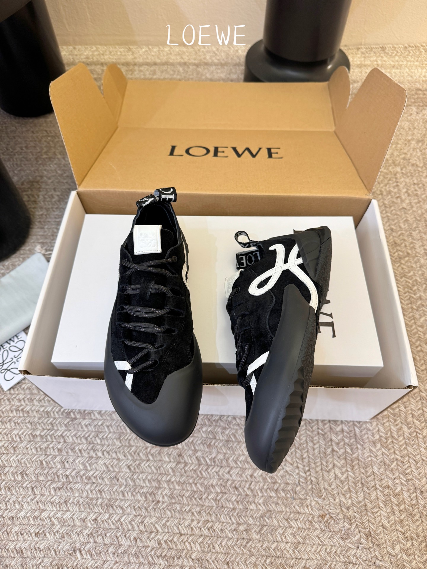 LOEW*早春新款复古技能运动鞋攀岩系列运动鞋，以专业攀岩鞋为灵感，将先锋机能美学与奢侈品牌的精致工艺完