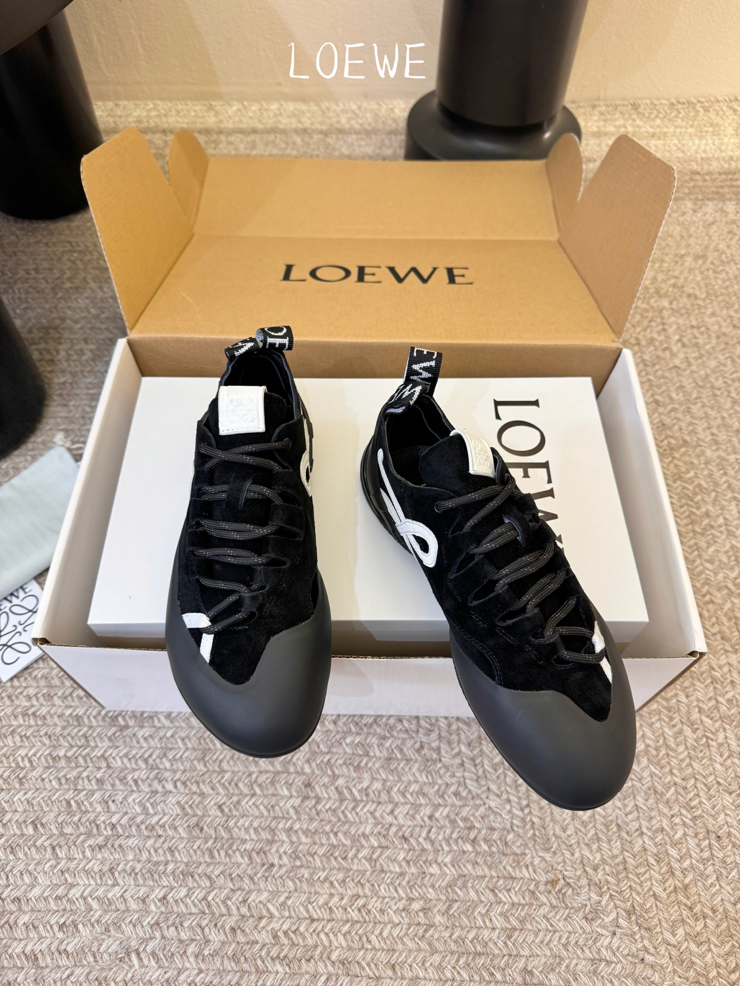 LOEW*早春新款复古技能运动鞋攀岩系列运动鞋，以专业攀岩鞋为灵感，将先锋机能美学与奢侈品牌的精致工艺完