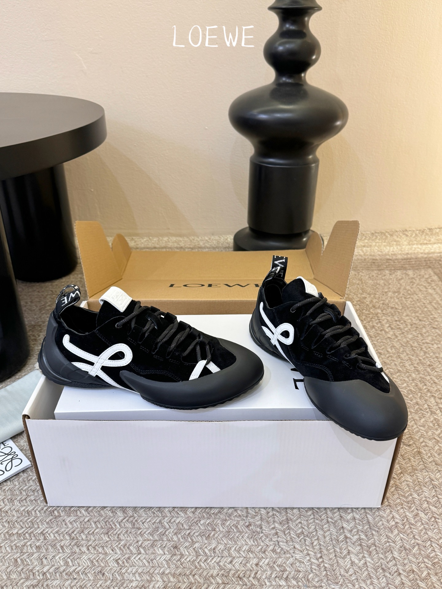 LOEW*早春新款复古技能运动鞋攀岩系列运动鞋，以专业攀岩鞋为灵感，将先锋机能美学与奢侈品牌的精致工艺完