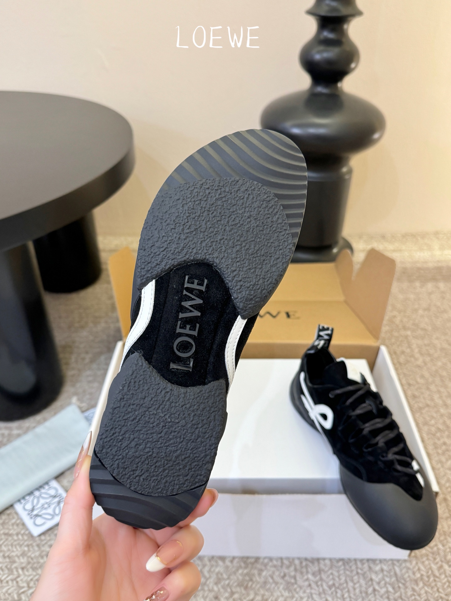 LOEW*早春新款复古技能运动鞋攀岩系列运动鞋，以专业攀岩鞋为灵感，将先锋机能美学与奢侈品牌的精致工艺完