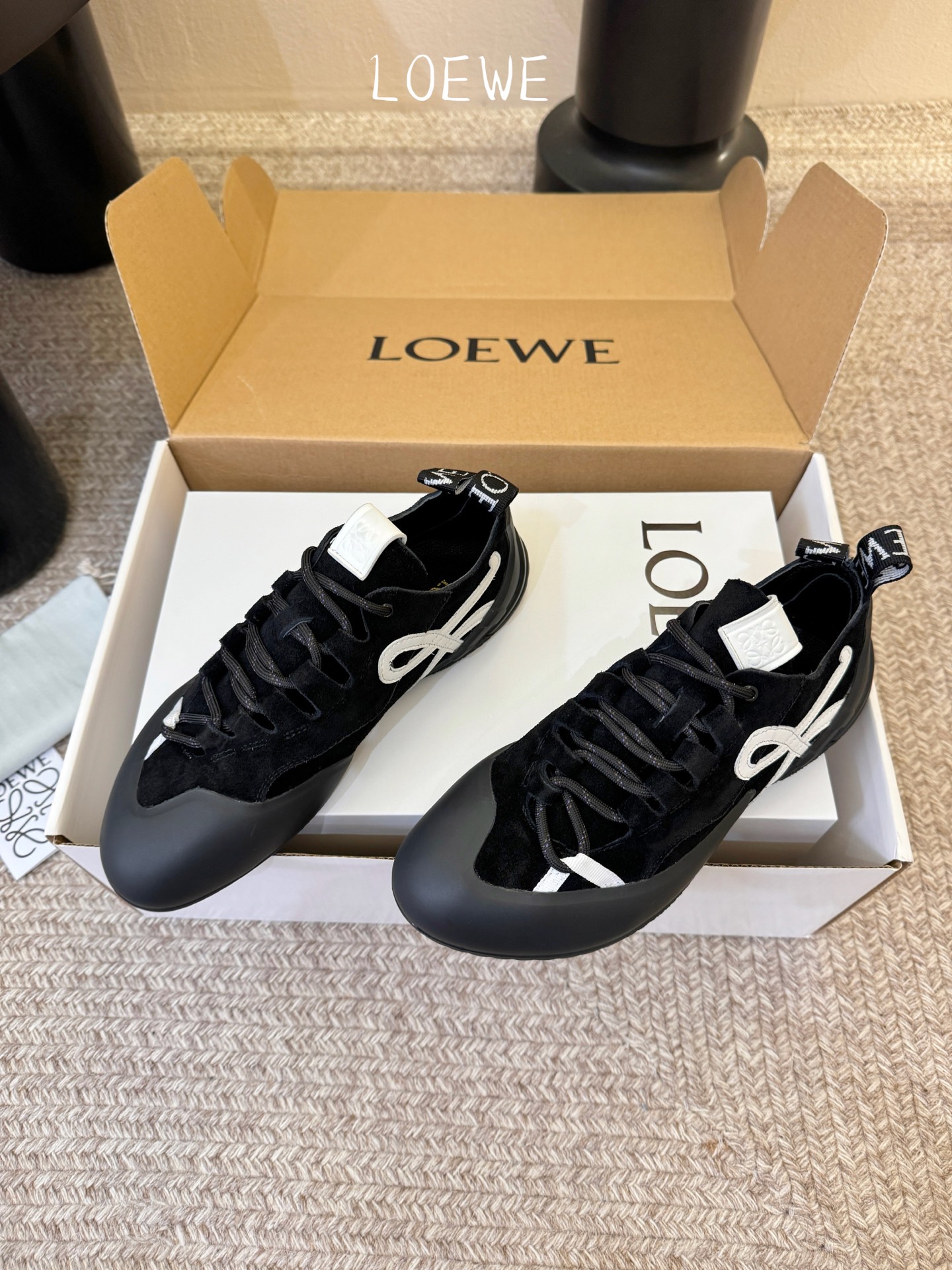 LOEW*早春新款复古技能运动鞋攀岩系列运动鞋，以专业攀岩鞋为灵感，将先锋机能美学与奢侈品牌的精致工艺完