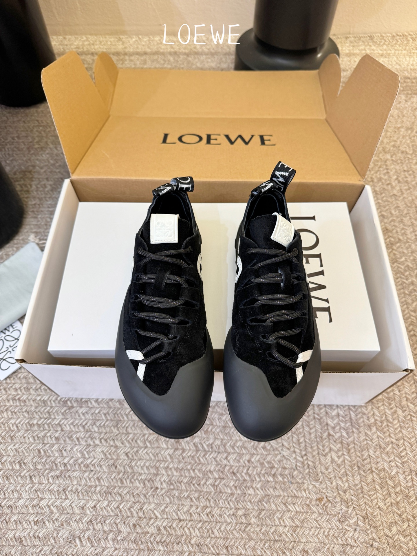 LOEW*早春新款复古技能运动鞋攀岩系列运动鞋，以专业攀岩鞋为灵感，将先锋机能美学与奢侈品牌的精致工艺完