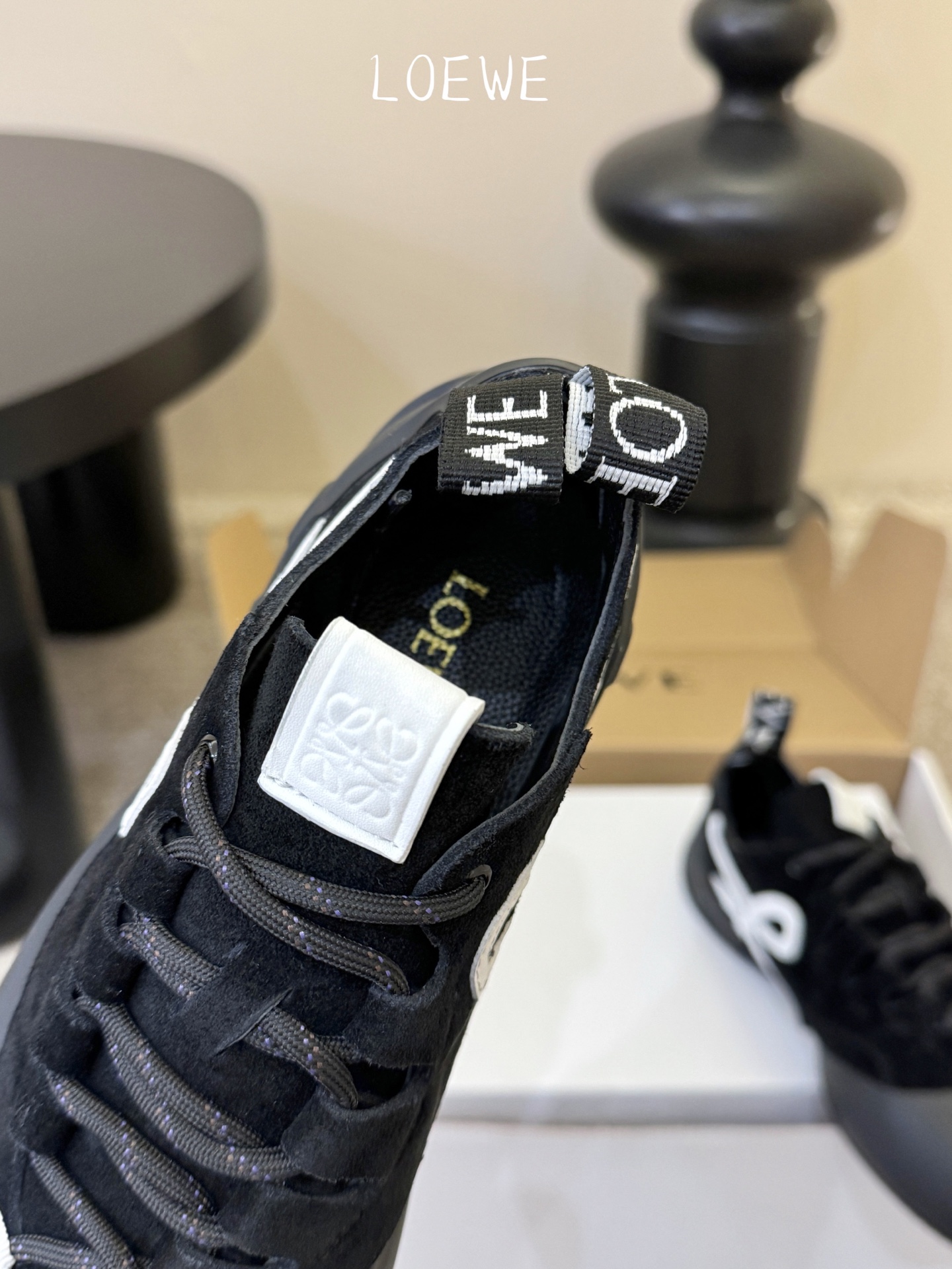 LOEW*早春新款复古技能运动鞋攀岩系列运动鞋，以专业攀岩鞋为灵感，将先锋机能美学与奢侈品牌的精致工艺完