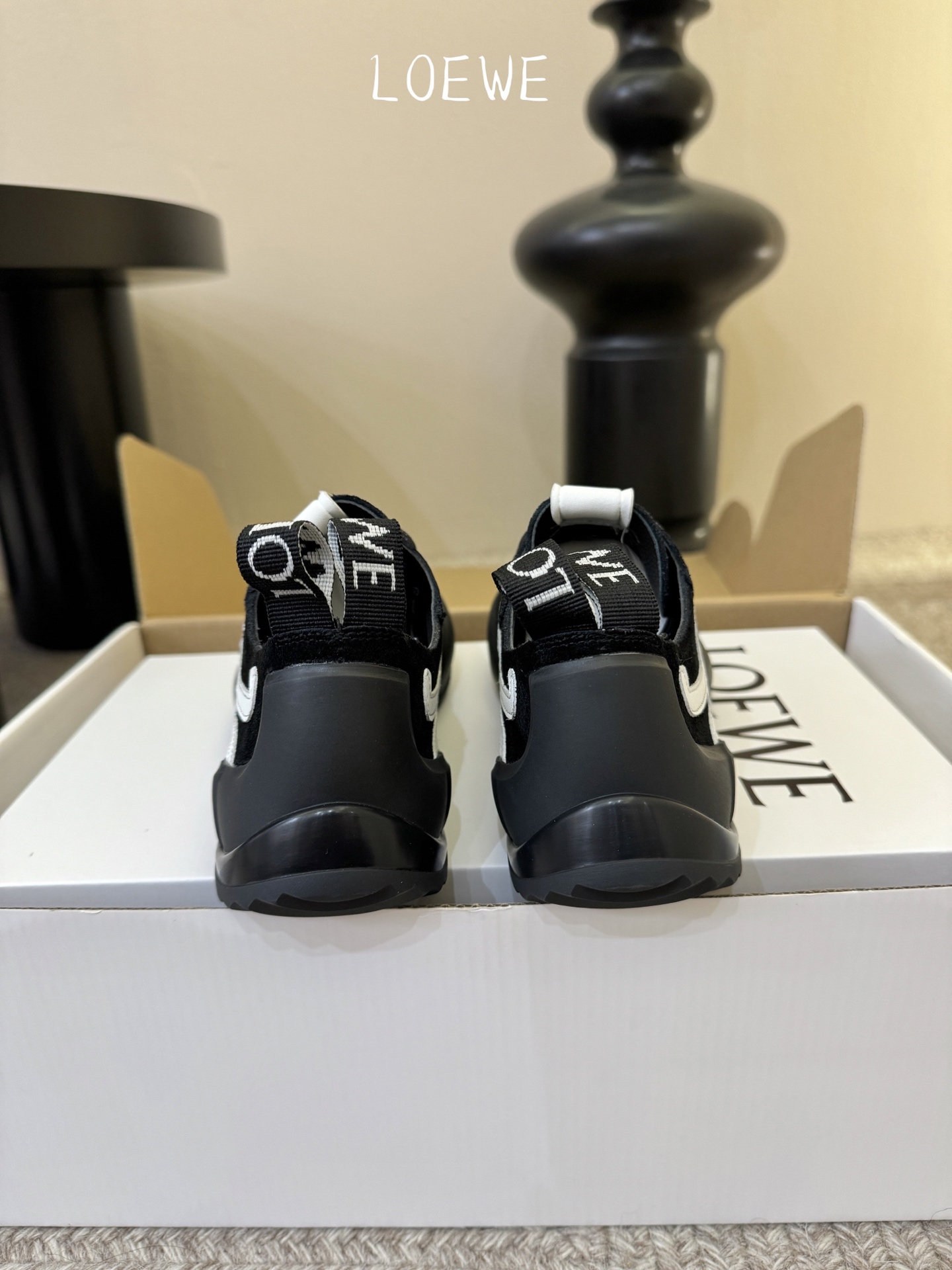 LOEW*早春新款复古技能运动鞋攀岩系列运动鞋，以专业攀岩鞋为灵感，将先锋机能美学与奢侈品牌的精致工艺完