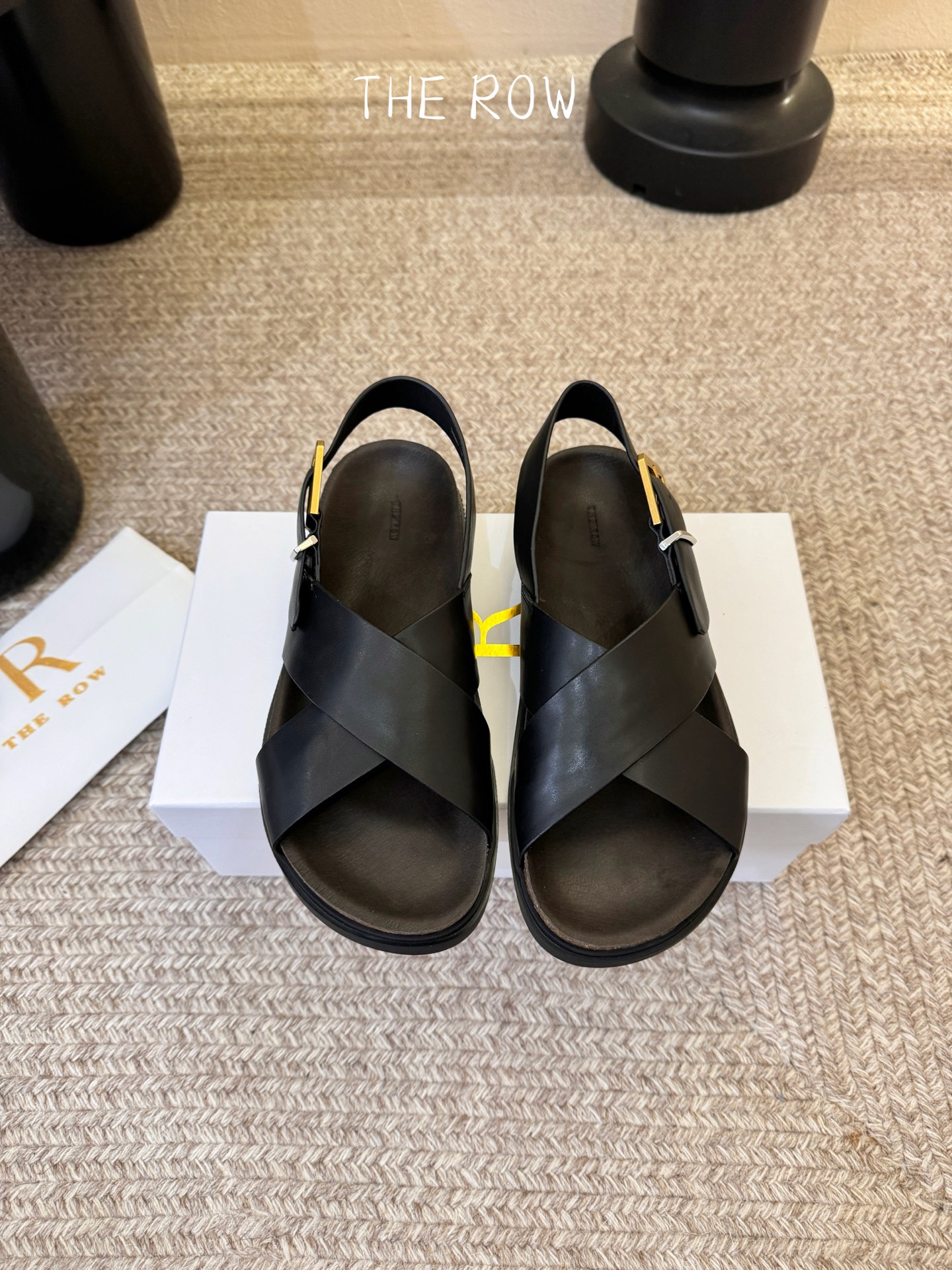 THE ROW 26春夏新款简易沙滩交叉凉鞋近两年最火之一的品牌，几乎博主人手一双！夏日的季节就要到了，