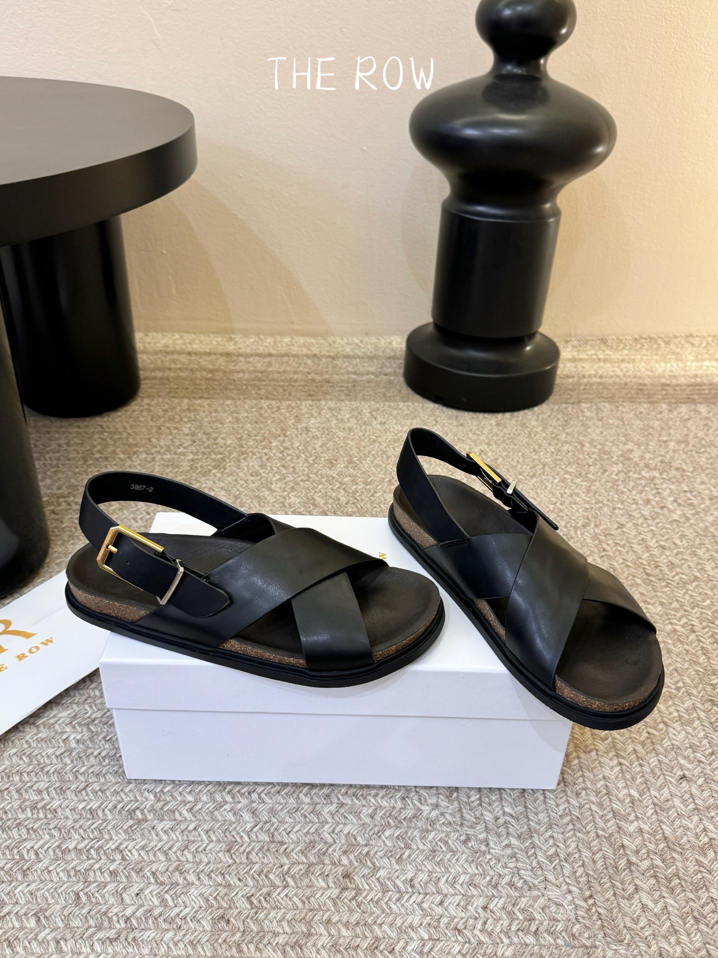 THE ROW 26春夏新款简易沙滩交叉凉鞋近两年最火之一的品牌，几乎博主人手一双！夏日的季节就要到了，