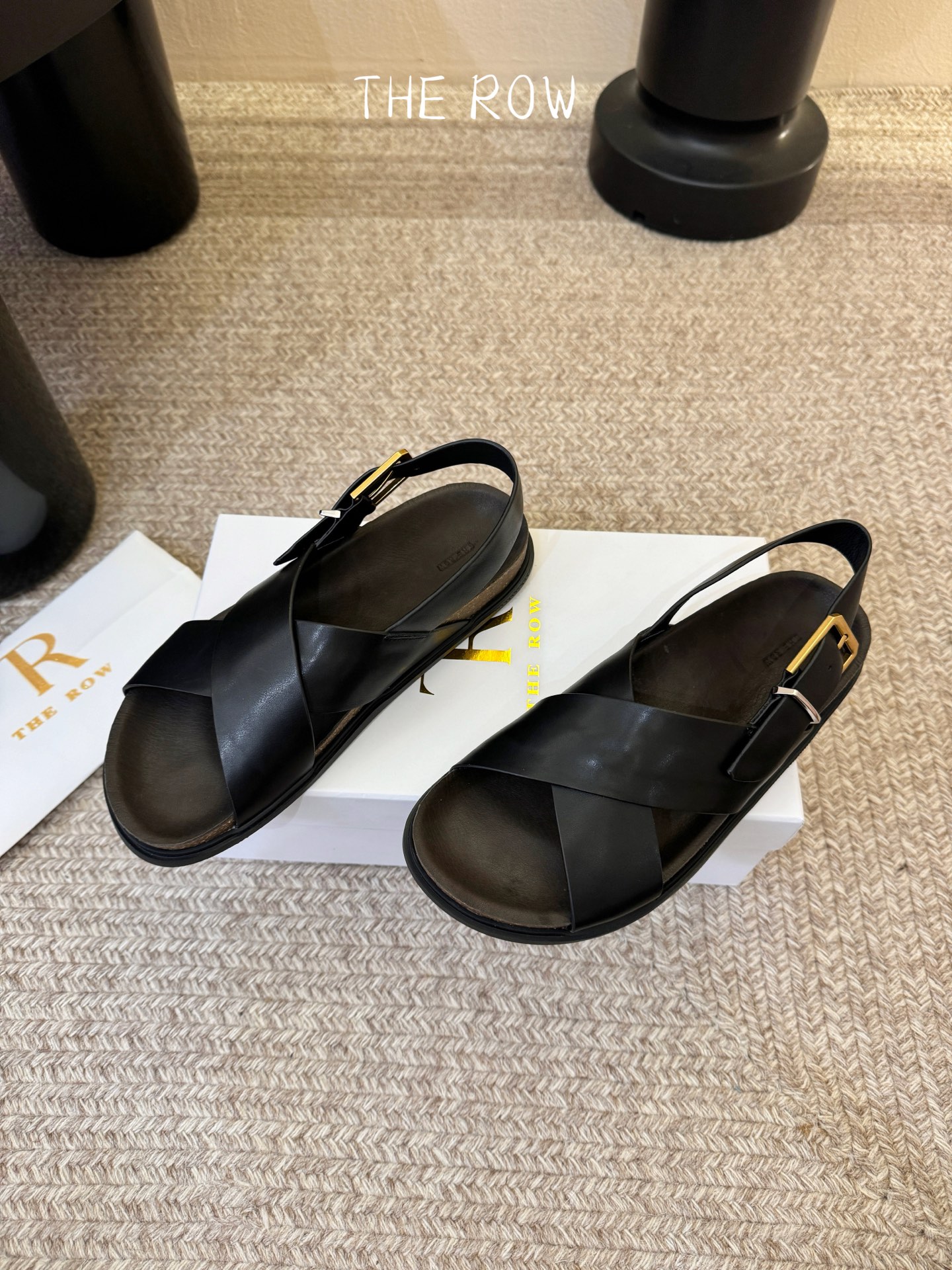 THE ROW 26春夏新款简易沙滩交叉凉鞋近两年最火之一的品牌，几乎博主人手一双！夏日的季节就要到了，