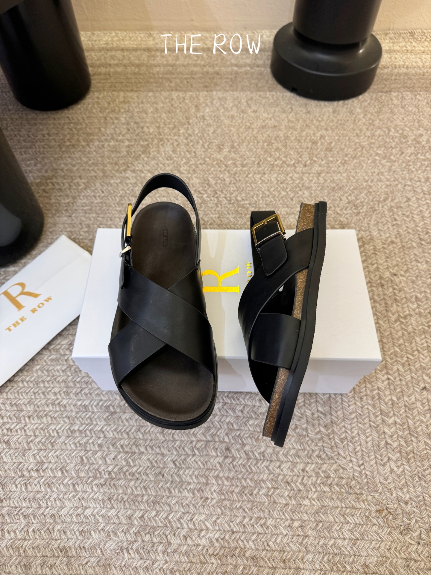 THE ROW 26春夏新款简易沙滩交叉凉鞋近两年最火之一的品牌，几乎博主人手一双！夏日的季节就要到了，