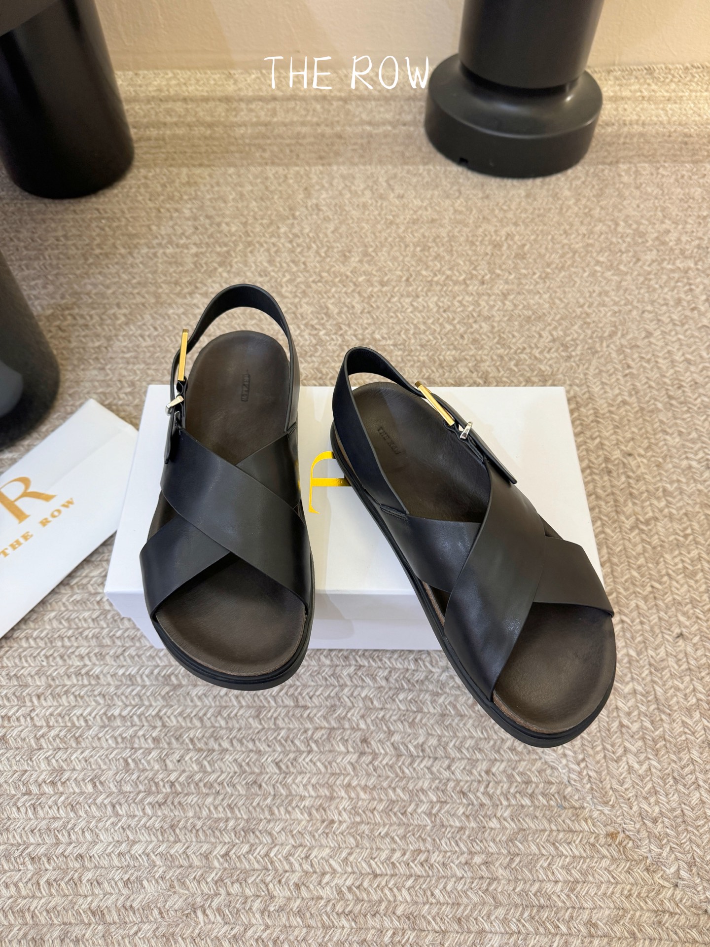 THE ROW 26春夏新款简易沙滩交叉凉鞋近两年最火之一的品牌，几乎博主人手一双！夏日的季节就要到了，