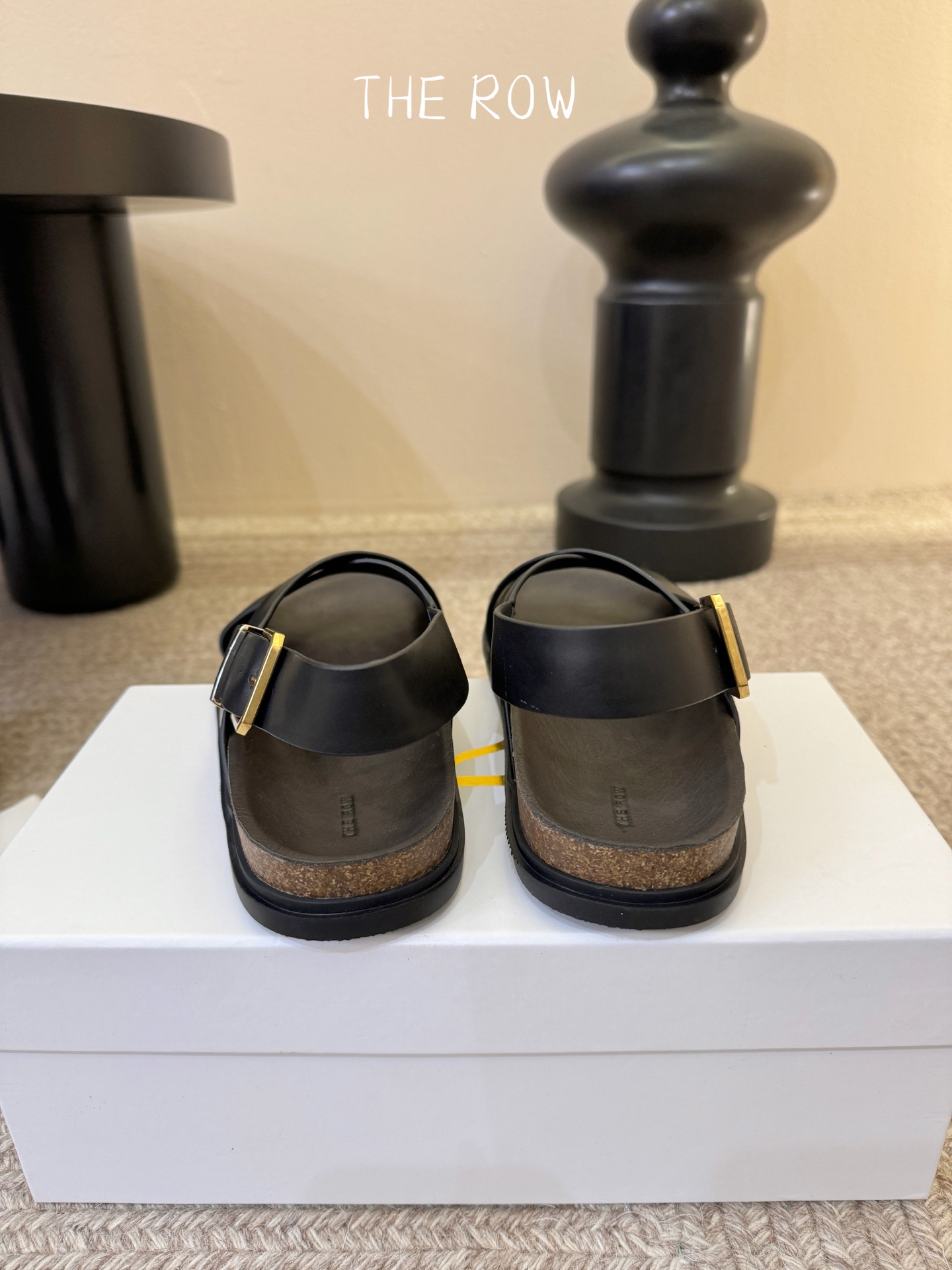 THE ROW 26春夏新款简易沙滩交叉凉鞋近两年最火之一的品牌，几乎博主人手一双！夏日的季节就要到了，