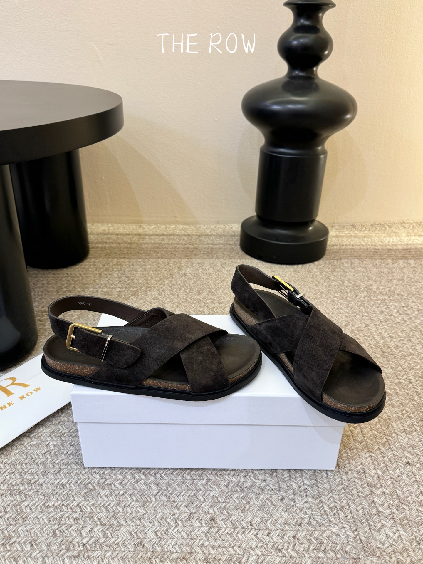 THE ROW 26春夏新款简易沙滩交叉凉鞋近两年最火之一的品牌，几乎博主人手一双！夏日的季节就要到了，