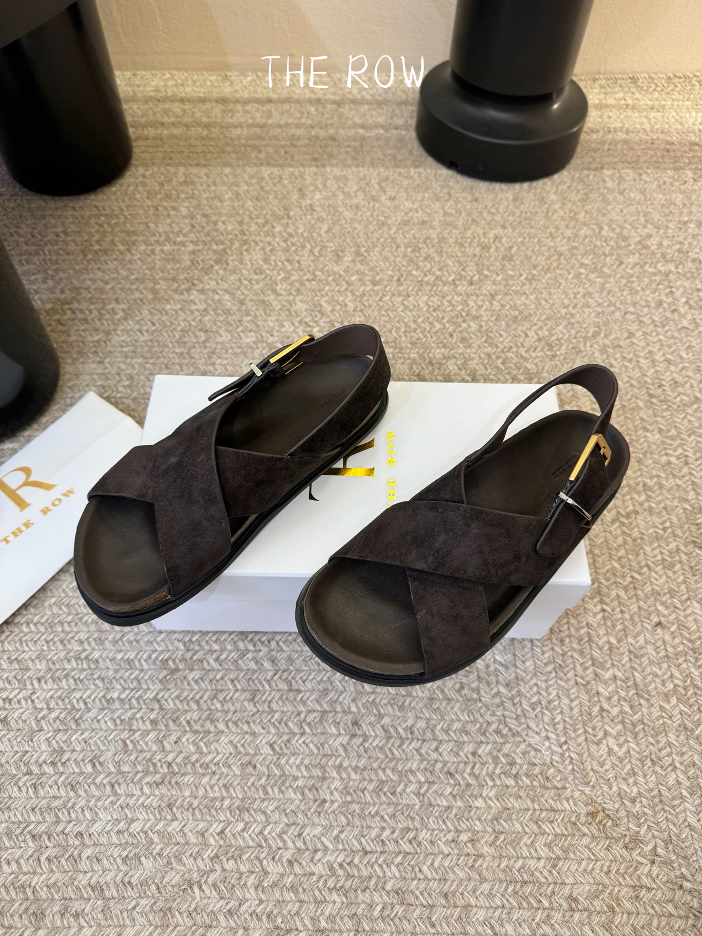 THE ROW 26春夏新款简易沙滩交叉凉鞋近两年最火之一的品牌，几乎博主人手一双！夏日的季节就要到了，