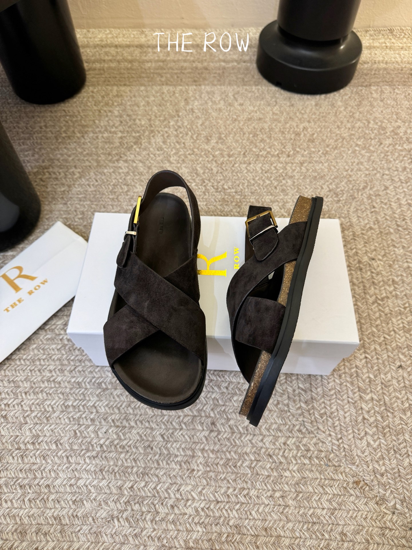 THE ROW 26春夏新款简易沙滩交叉凉鞋近两年最火之一的品牌，几乎博主人手一双！夏日的季节就要到了，