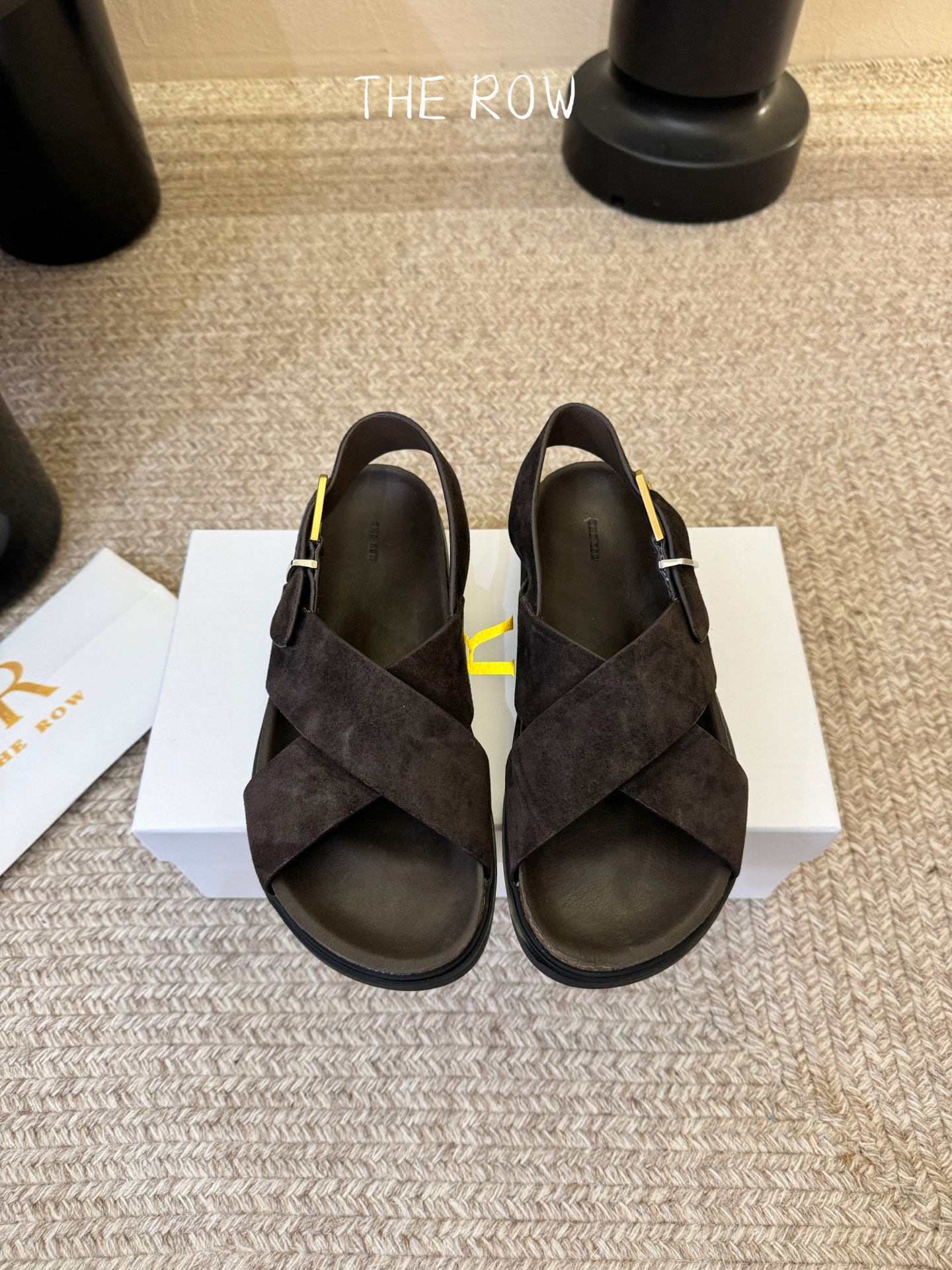 THE ROW 26春夏新款简易沙滩交叉凉鞋近两年最火之一的品牌，几乎博主人手一双！夏日的季节就要到了，