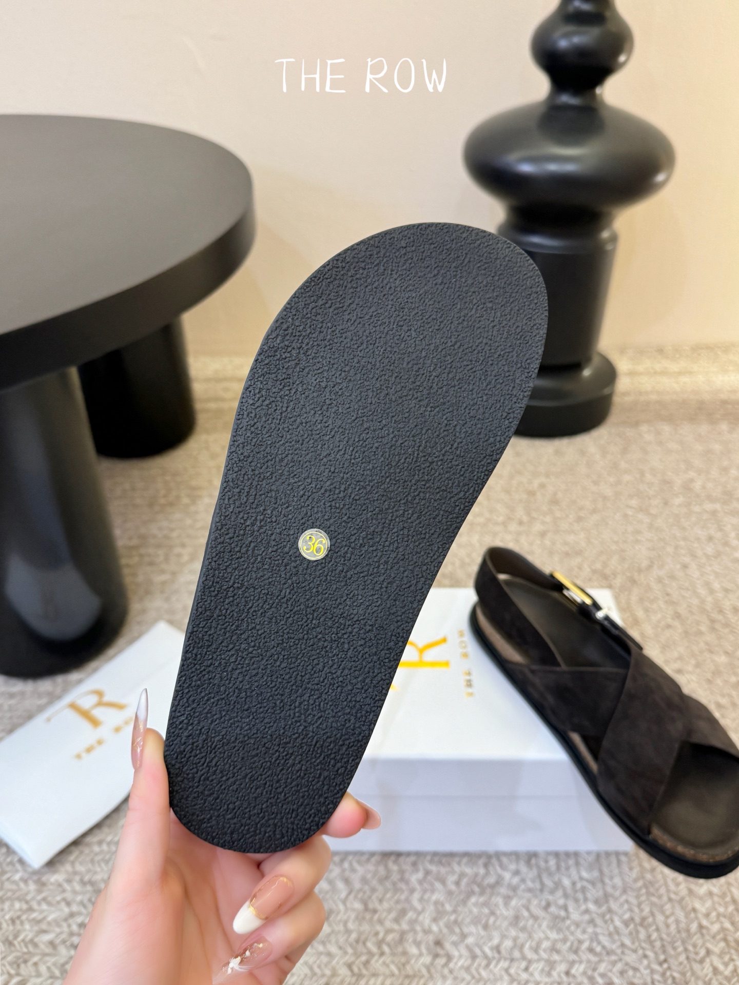 THE ROW 26春夏新款简易沙滩交叉凉鞋近两年最火之一的品牌，几乎博主人手一双！夏日的季节就要到了，