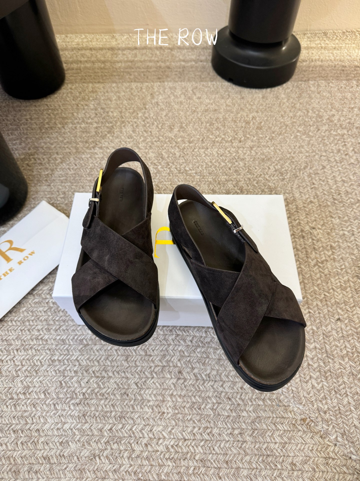 THE ROW 26春夏新款简易沙滩交叉凉鞋近两年最火之一的品牌，几乎博主人手一双！夏日的季节就要到了，