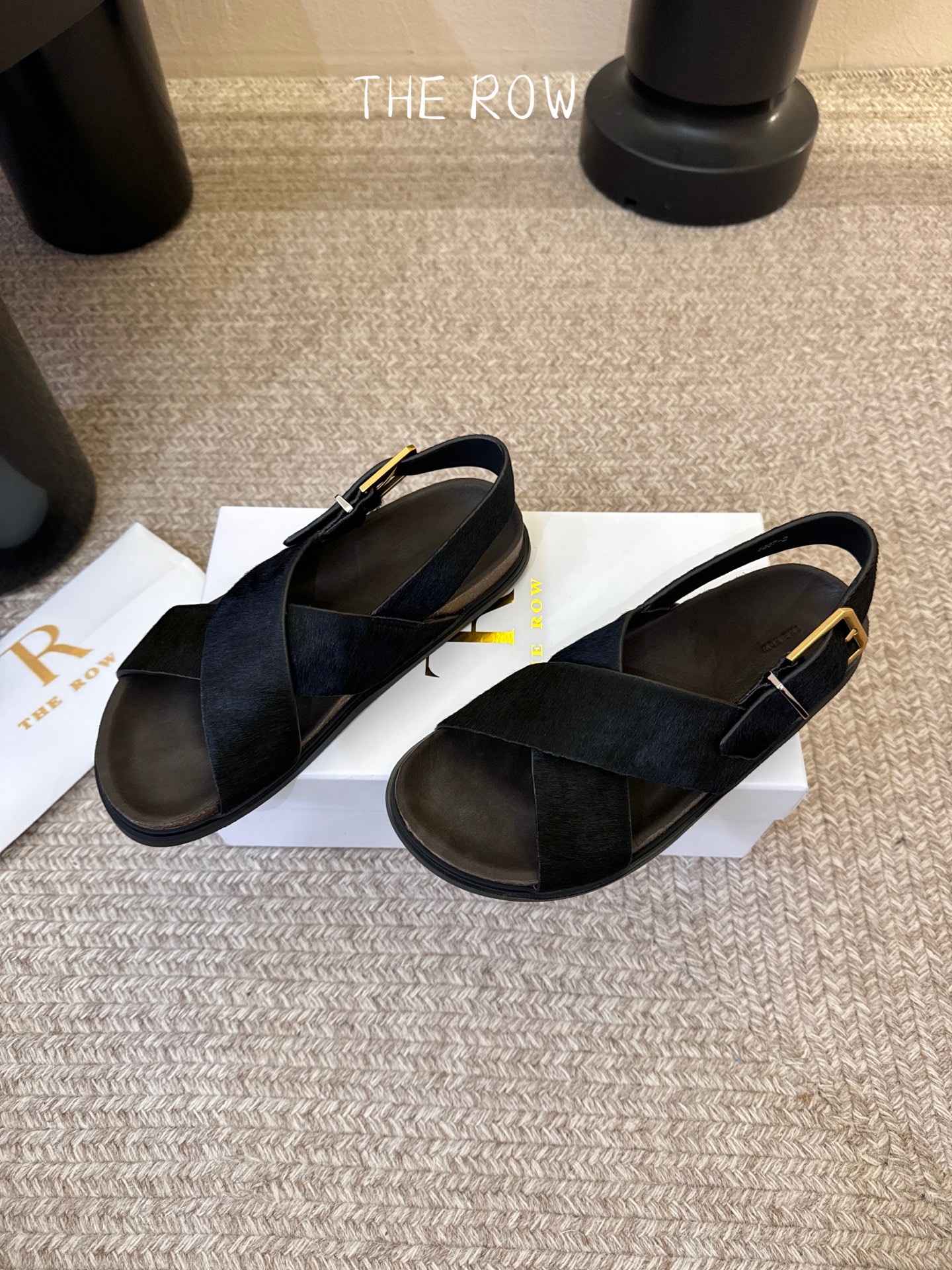 THE ROW 26春夏新款简易沙滩交叉凉鞋近两年最火之一的品牌，几乎博主人手一双！夏日的季节就要到了，