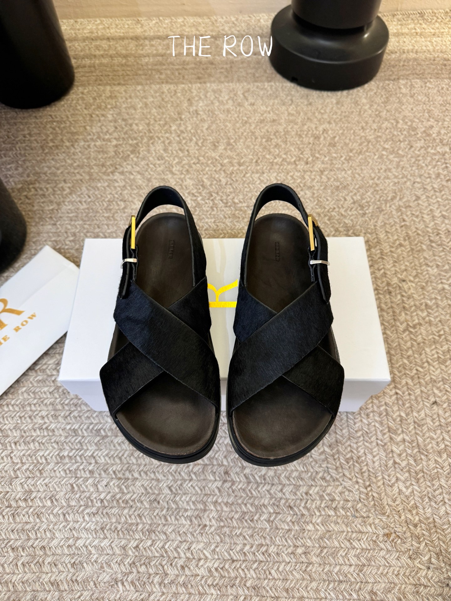 THE ROW 26春夏新款简易沙滩交叉凉鞋近两年最火之一的品牌，几乎博主人手一双！夏日的季节就要到了，